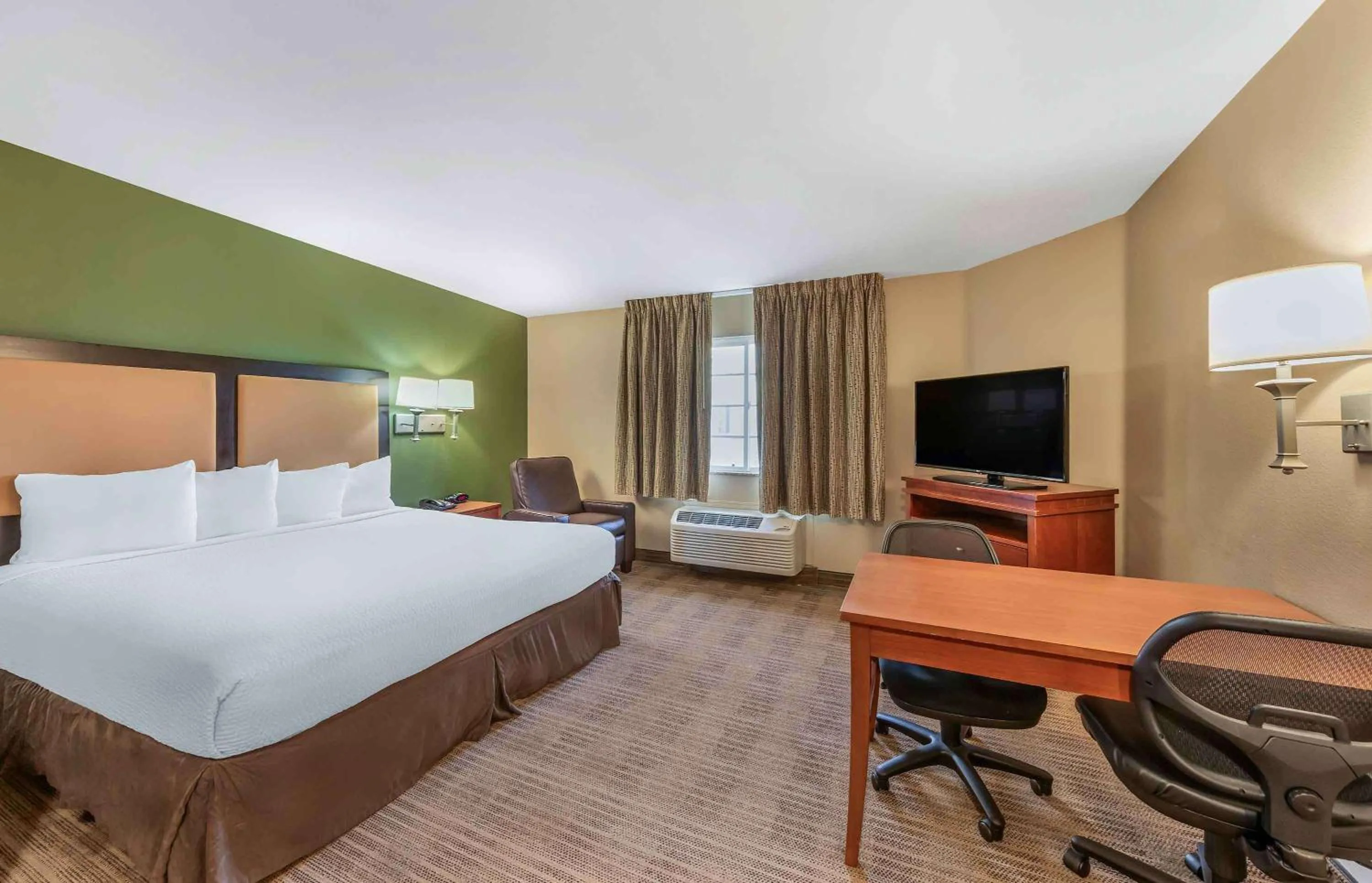 Bedroom, Bed in Extended Stay America Suites - Bakersfield - Chester Lane