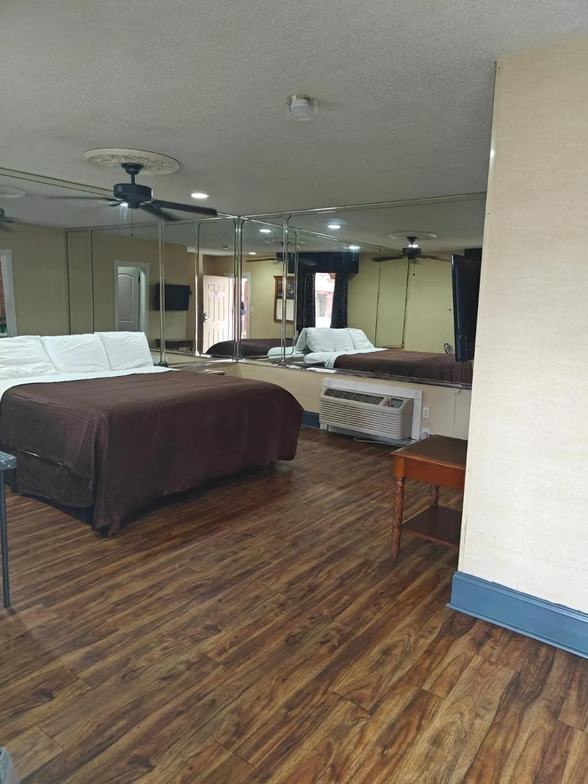 Bed in Deluxe Inn - Savannah