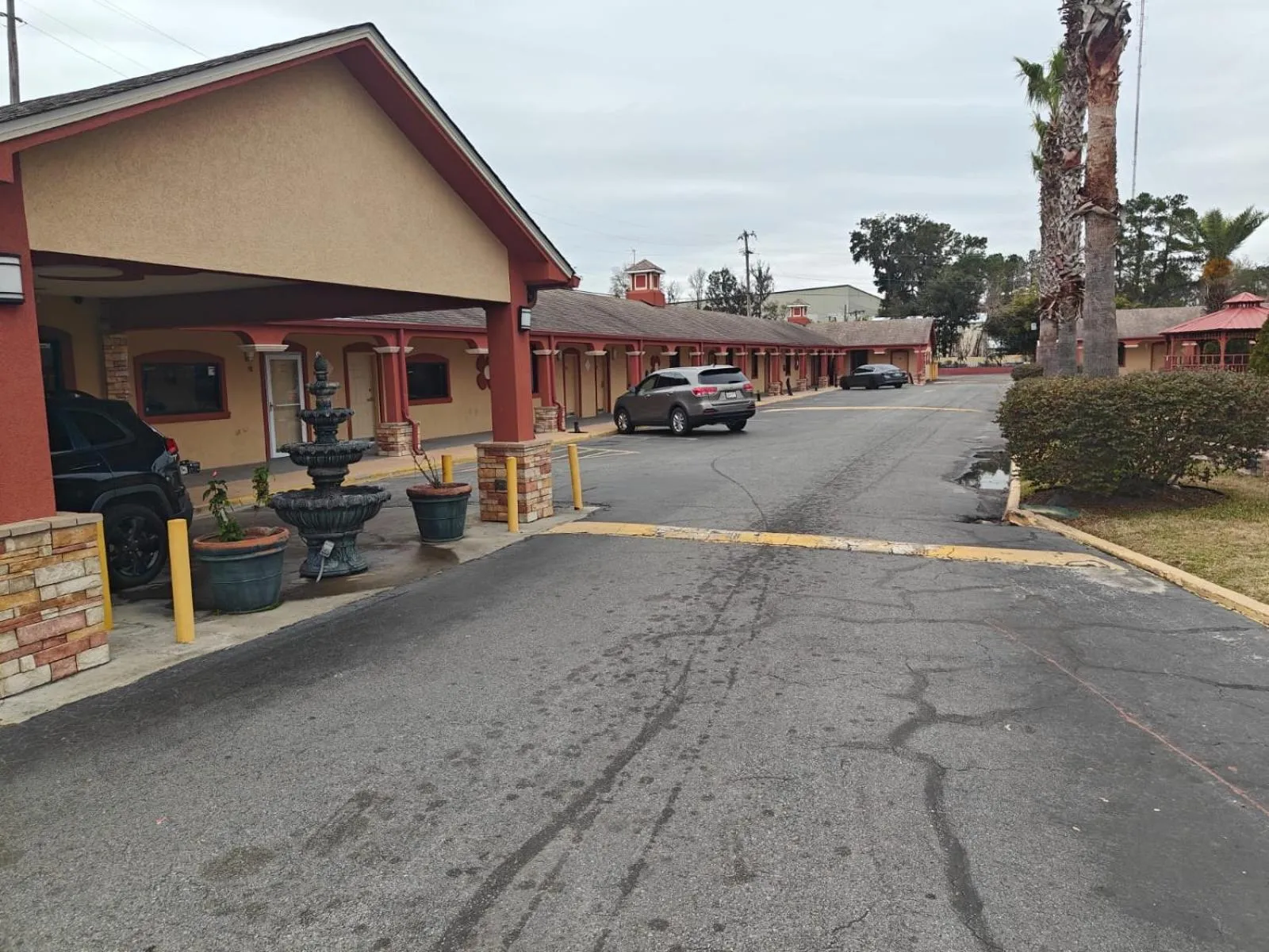 Property building in Deluxe Inn - Savannah