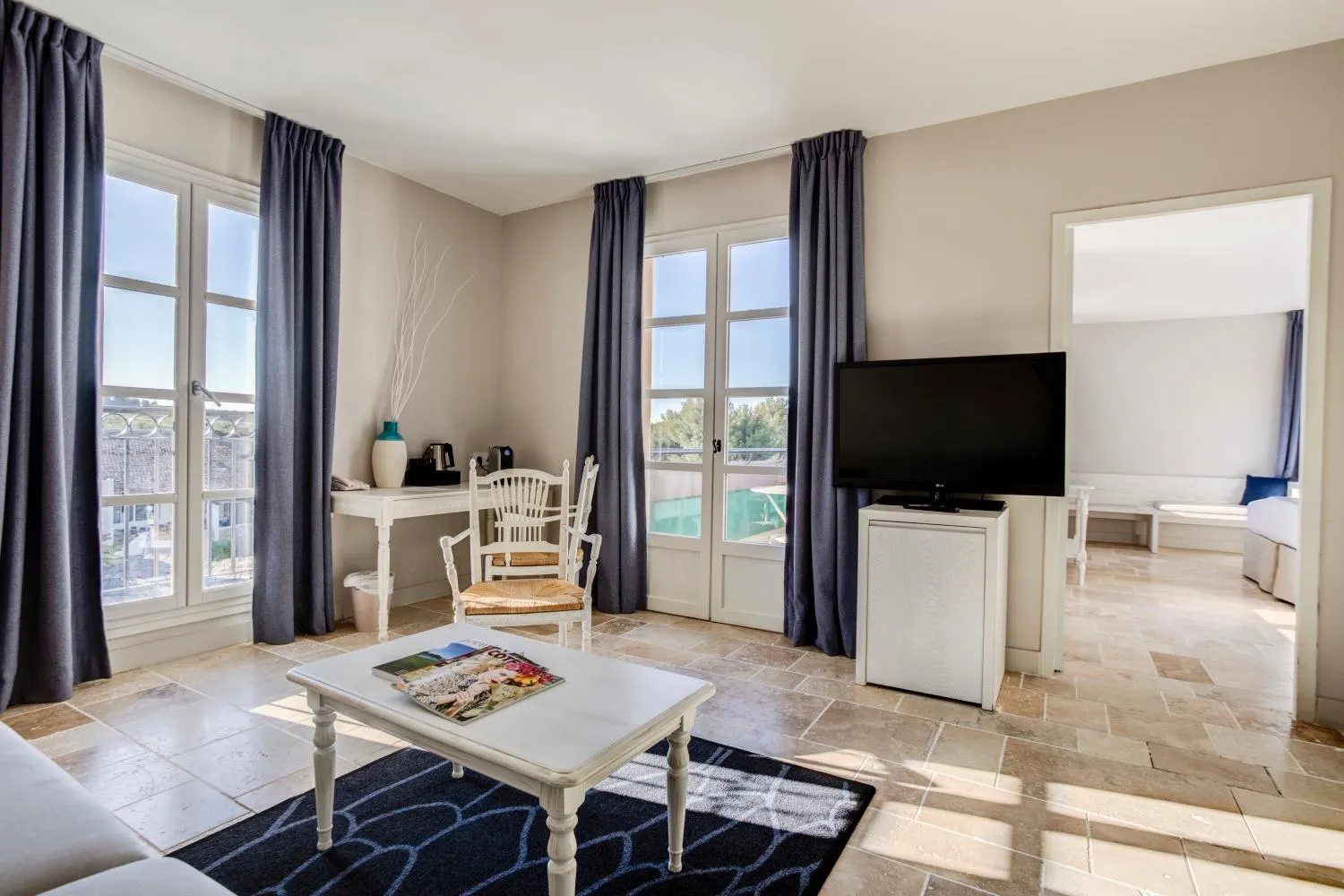 Communal lounge/ TV room, Bed in Le Fregate Provence