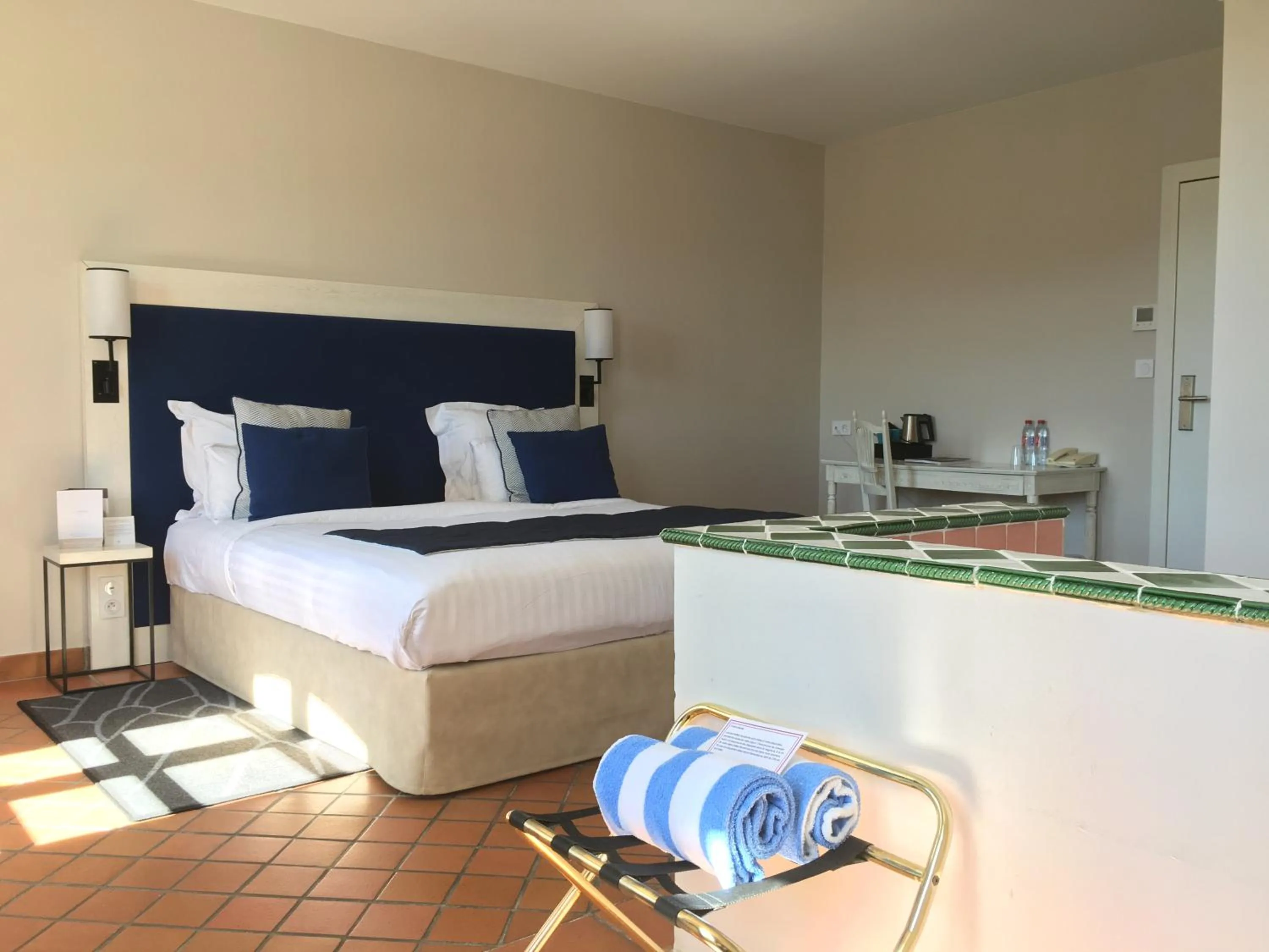 Photo of the whole room, Bed in Le Fregate Provence