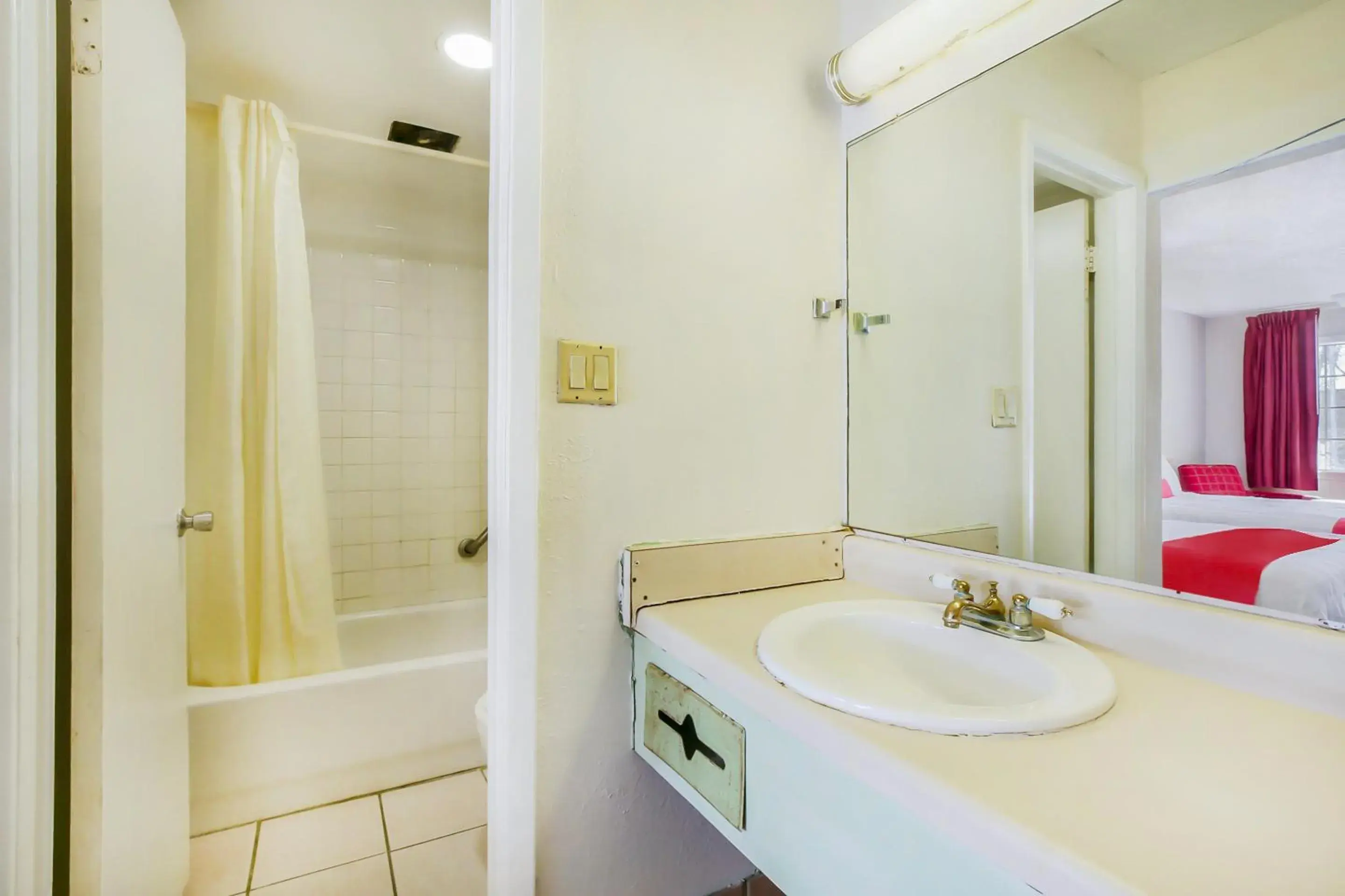 Bathroom, Bed in OYO Hotel Jackson South I-55 Bathroom, Bed in OYO Hotel Jackson South I-55