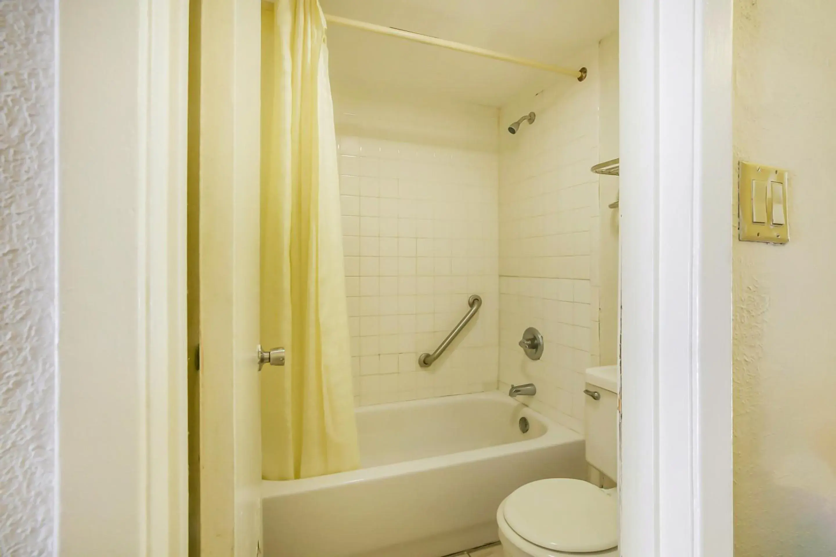 Bathroom in OYO Hotel Jackson South I-55 Bathroom in OYO Hotel Jackson South I-55