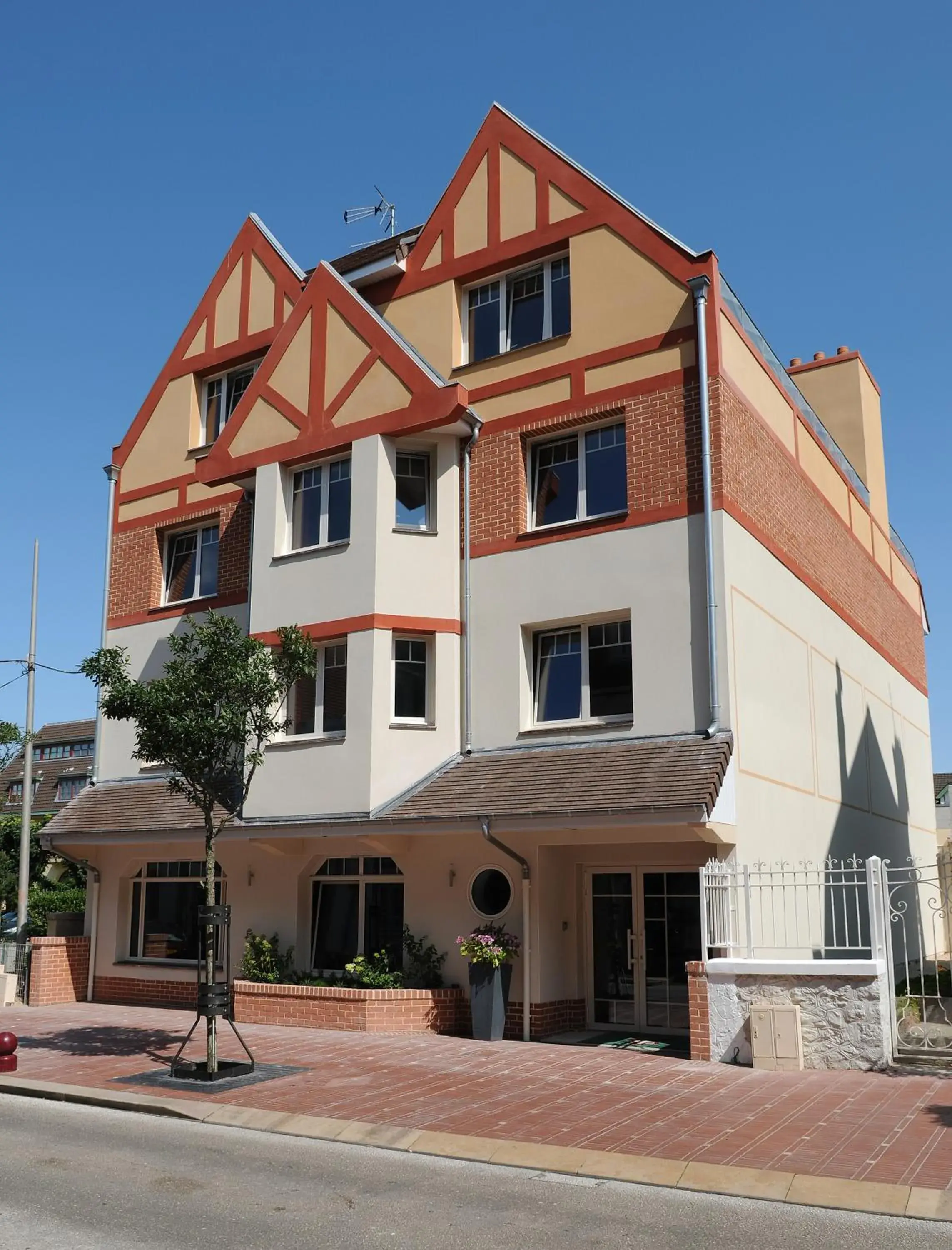 Facade/entrance in Red Fox Facade/entrance in Red Fox