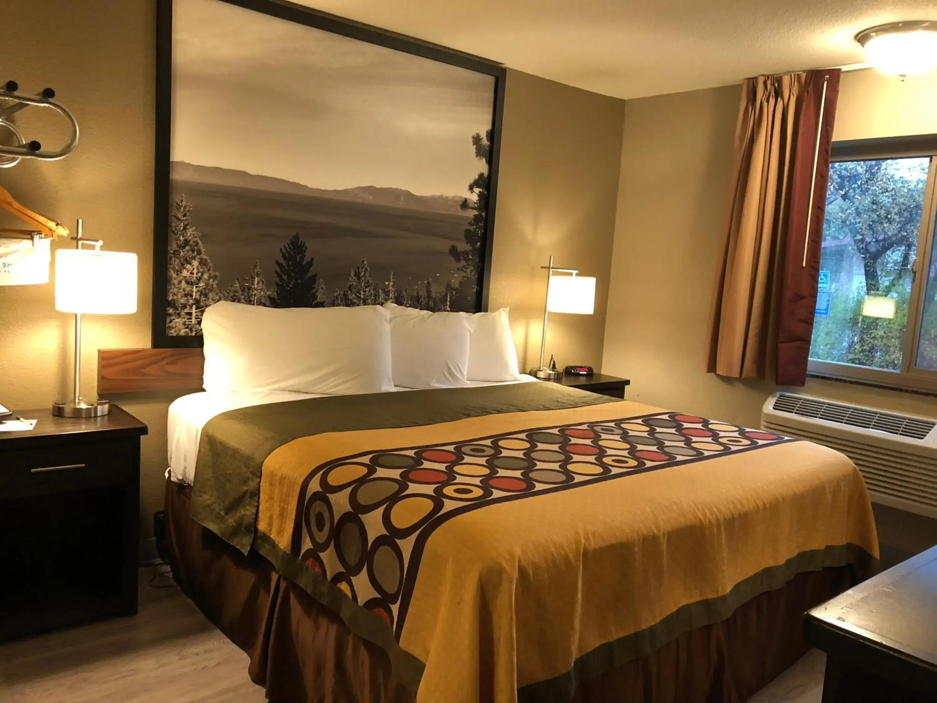 King Room - Non-Smoking in Super 8 by Wyndham Redding King Room - Non-Smoking in Super 8 by Wyndham Redding