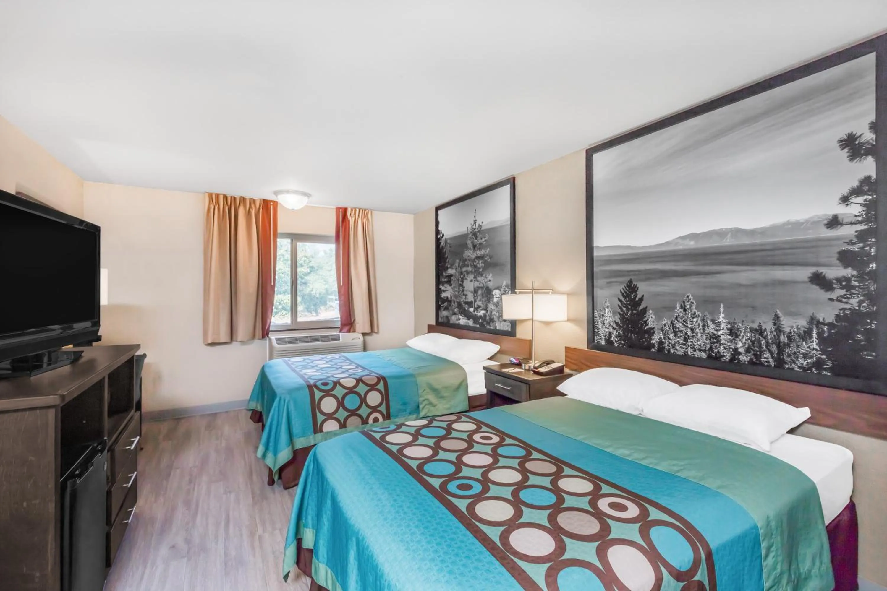 Photo of the whole room, Bed in Super 8 by Wyndham Redding