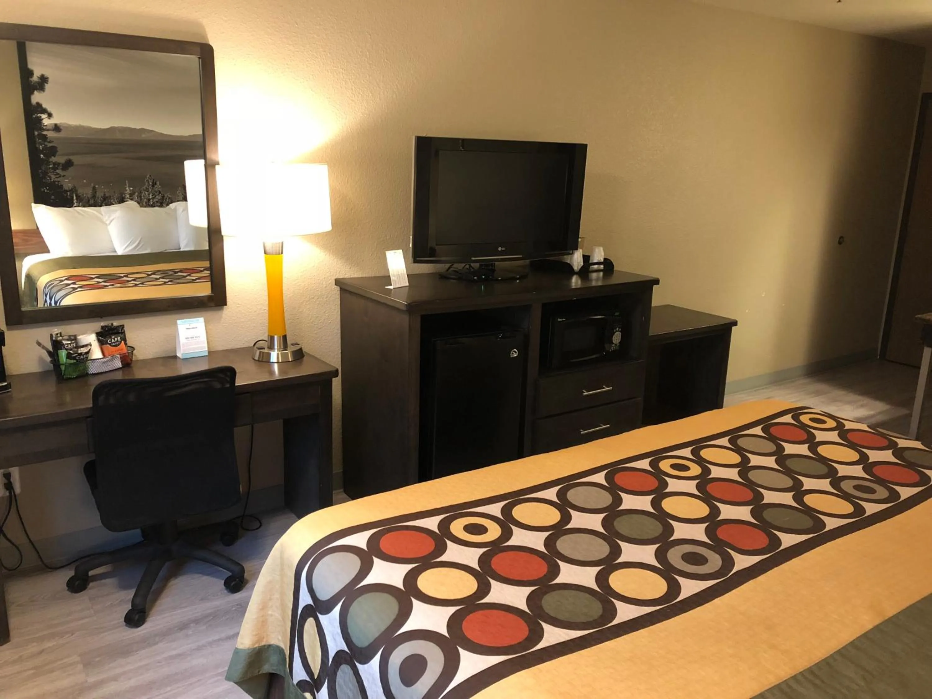 Bedroom, Bed in Super 8 by Wyndham Redding