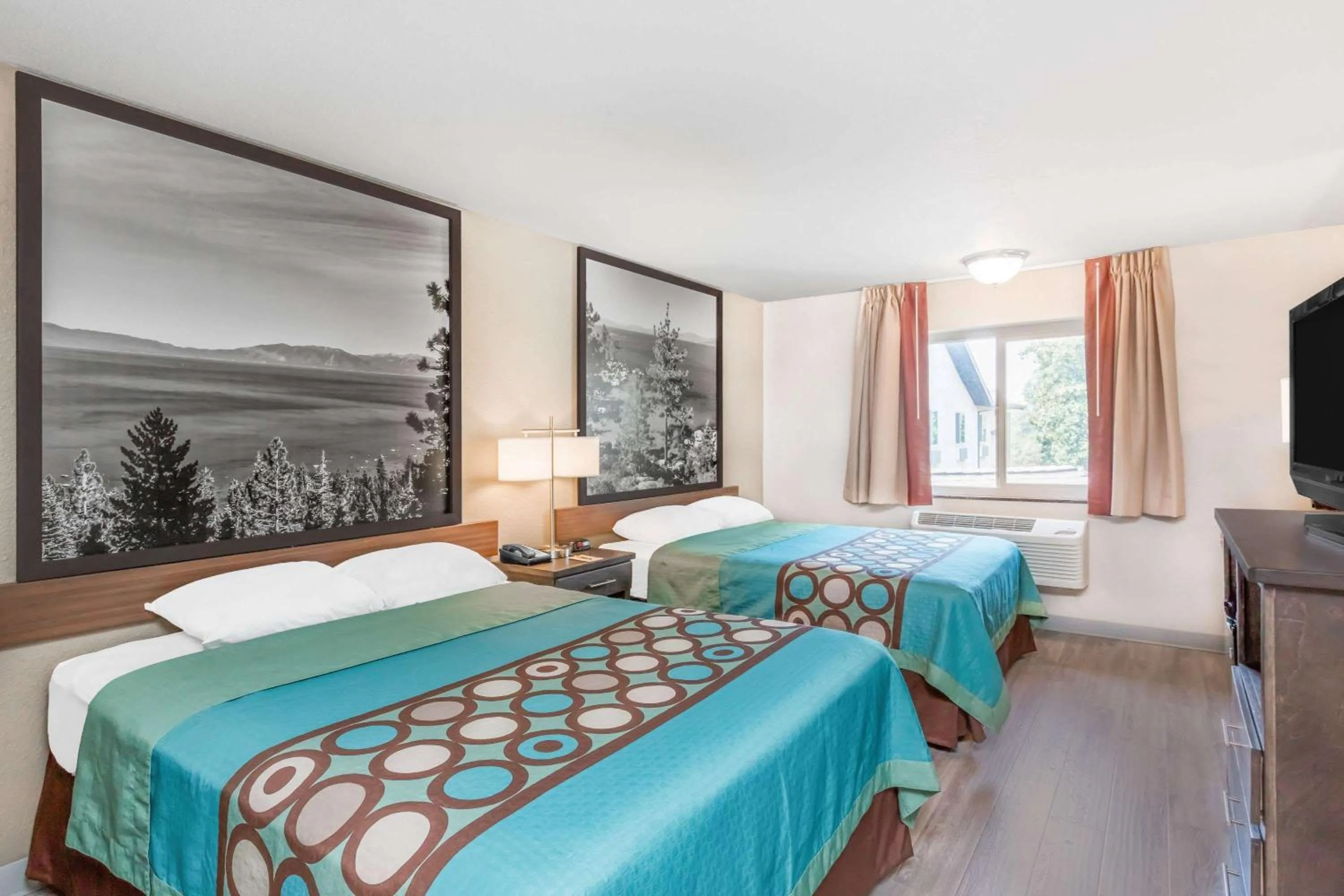 Bedroom, Bed in Super 8 by Wyndham Redding