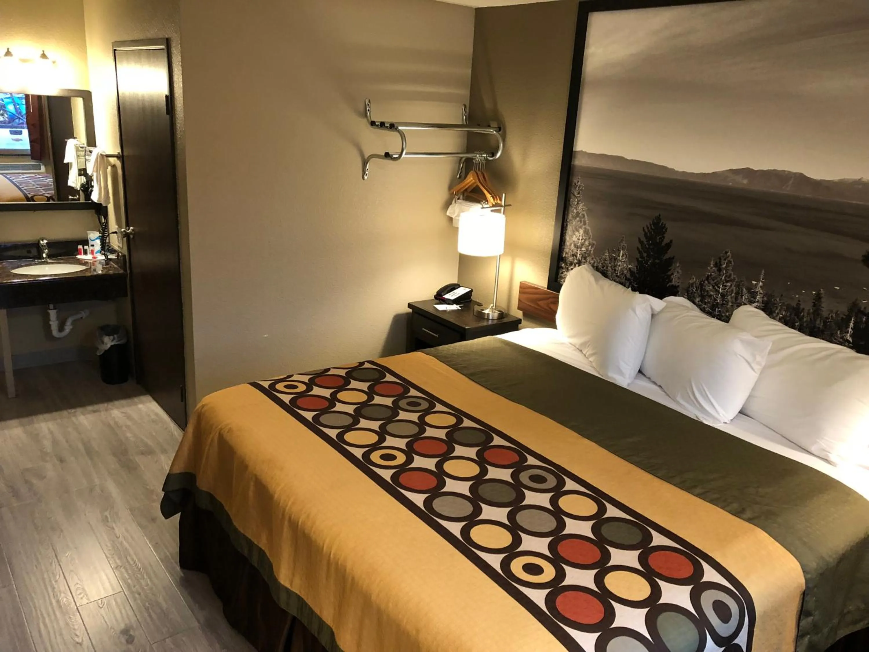 Bedroom, Bed in Super 8 by Wyndham Redding