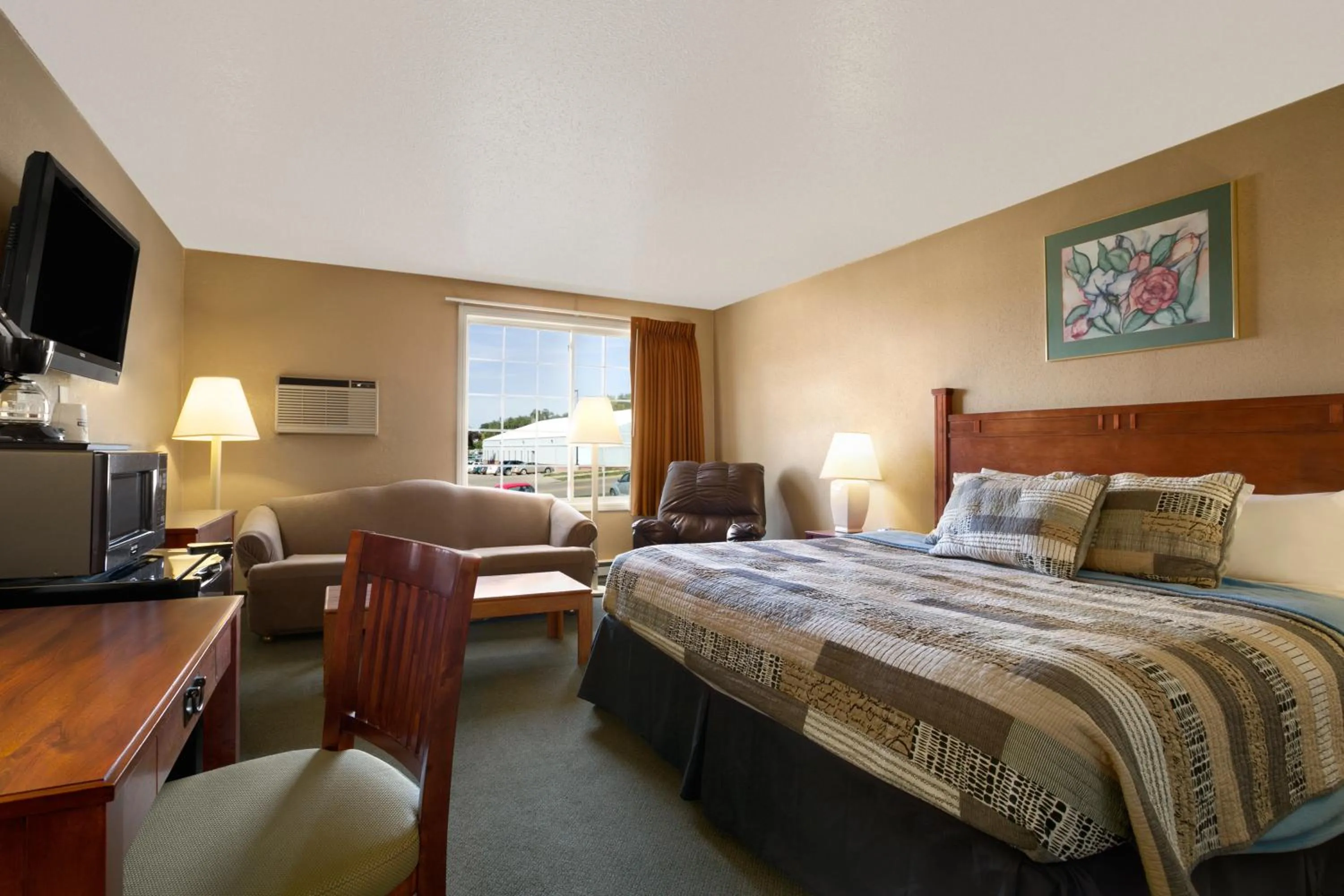 Photo of the whole room, Bed in Days Inn by Wyndham Pierre