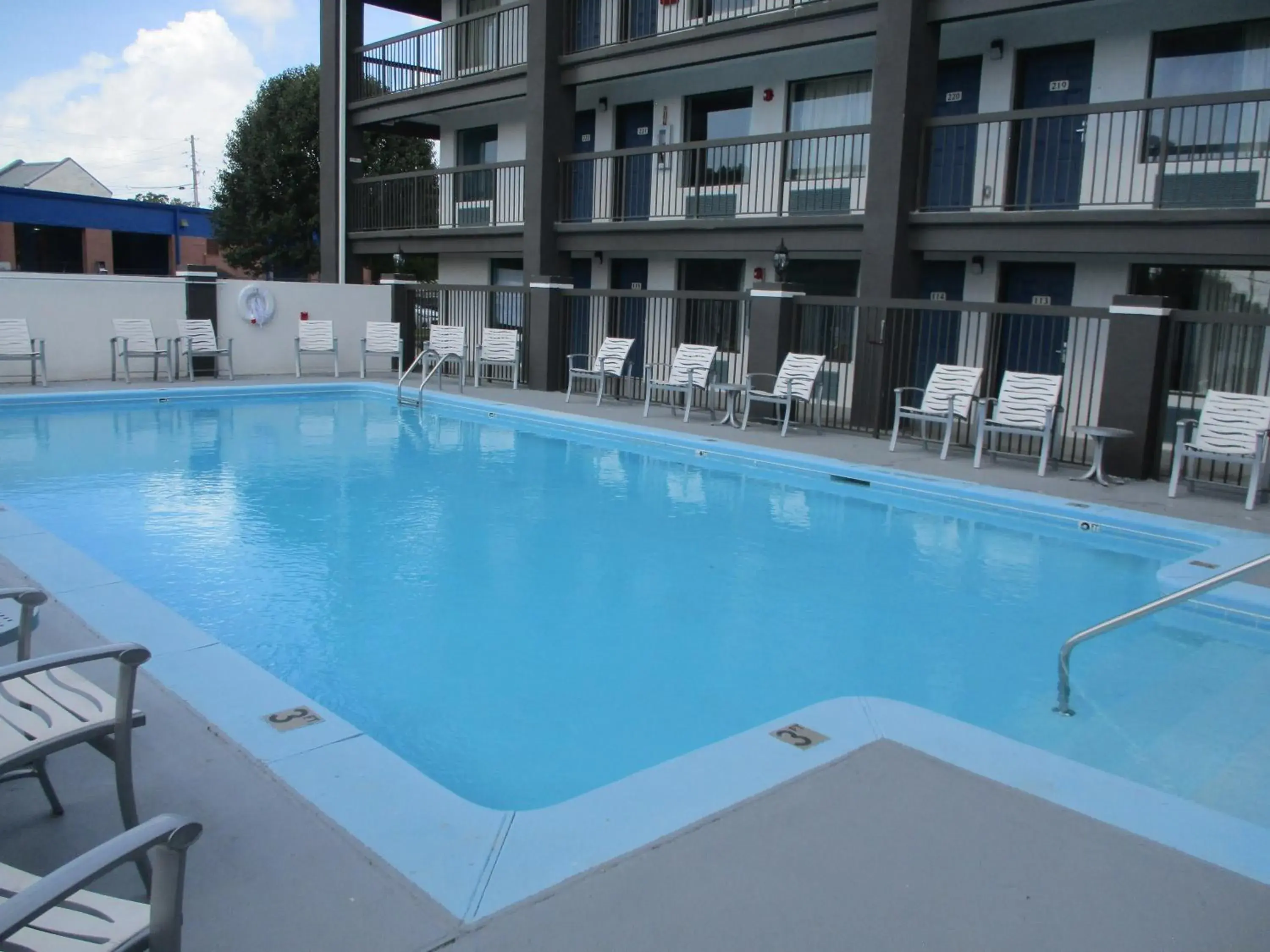 Property building, Swimming Pool in Motel 6 Chattanooga - Airport