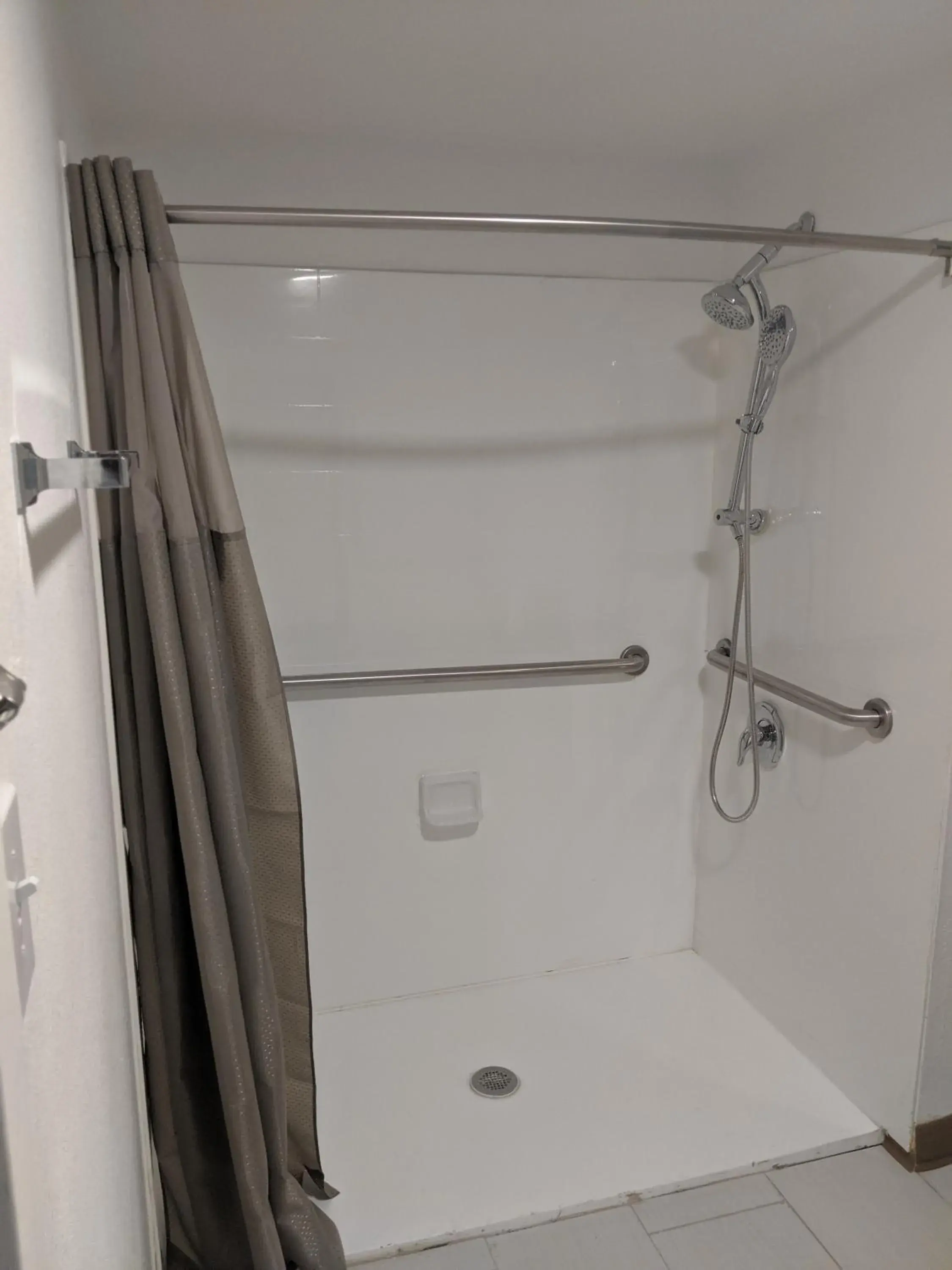 Shower, Bathroom in Motel 6 Chattanooga - Airport