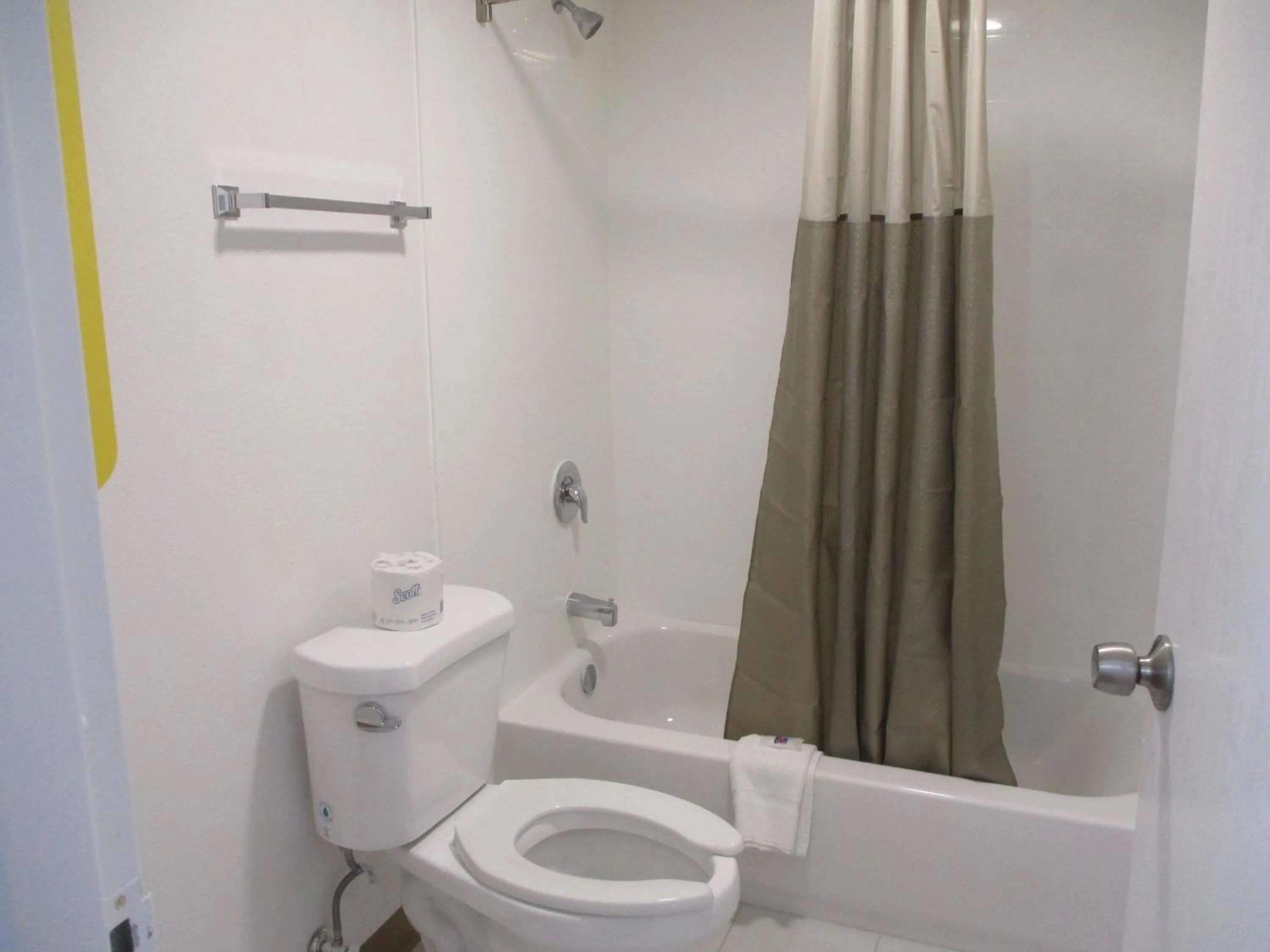 Toilet in Motel 6 Chattanooga - Airport