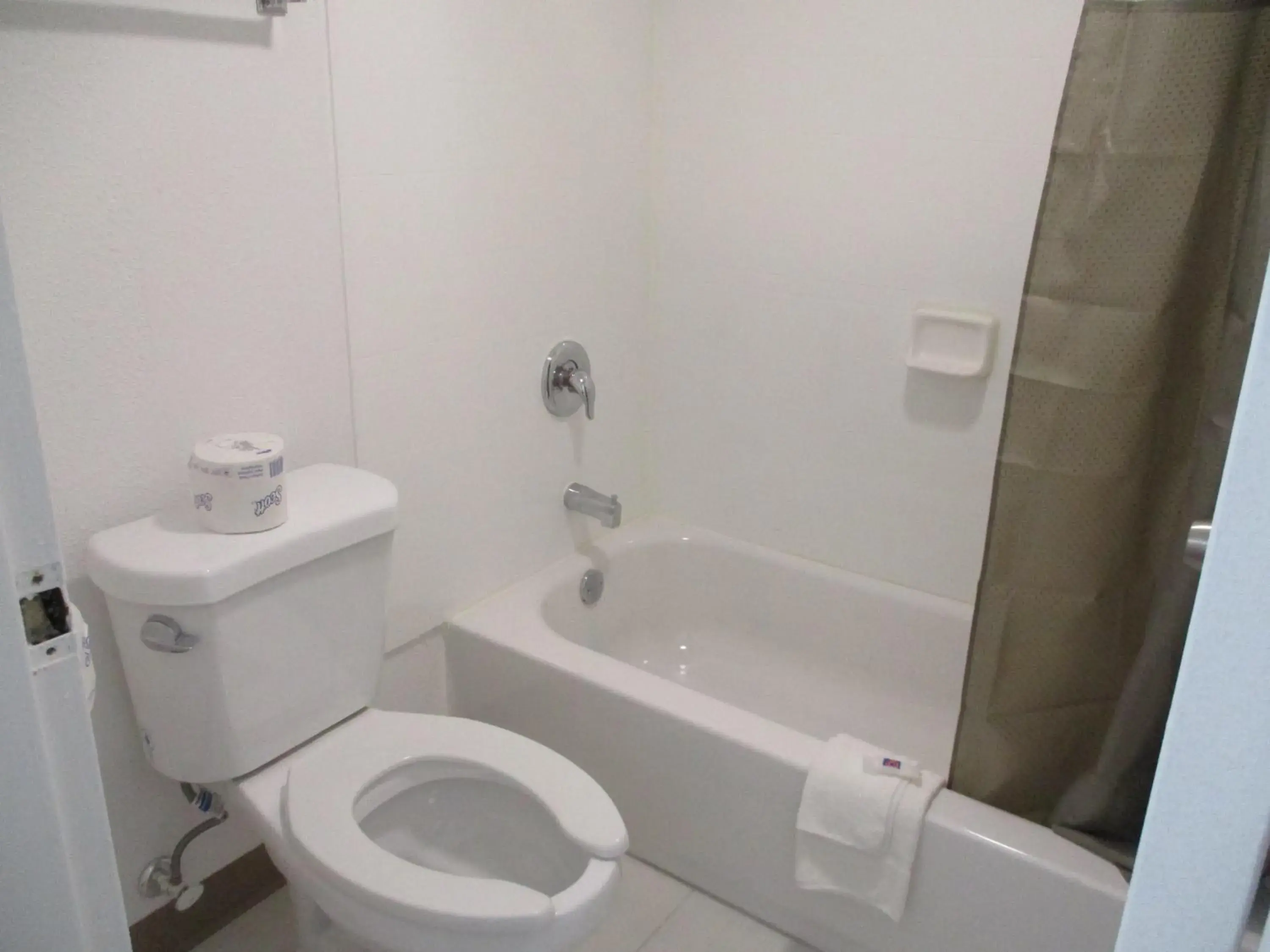 Toilet, Bathroom in Motel 6 Chattanooga - Airport