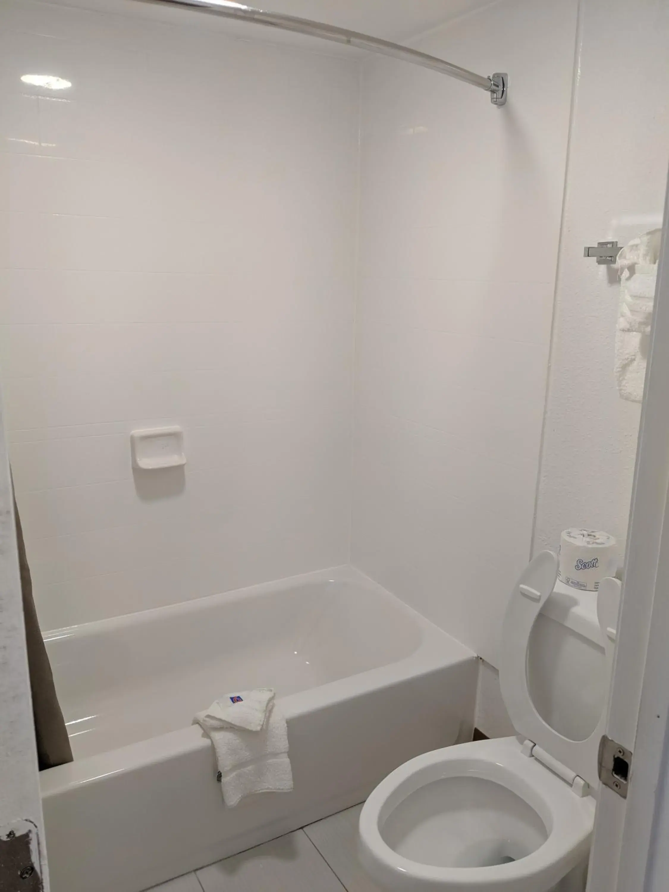 Toilet, Bathroom in Motel 6 Chattanooga - Airport
