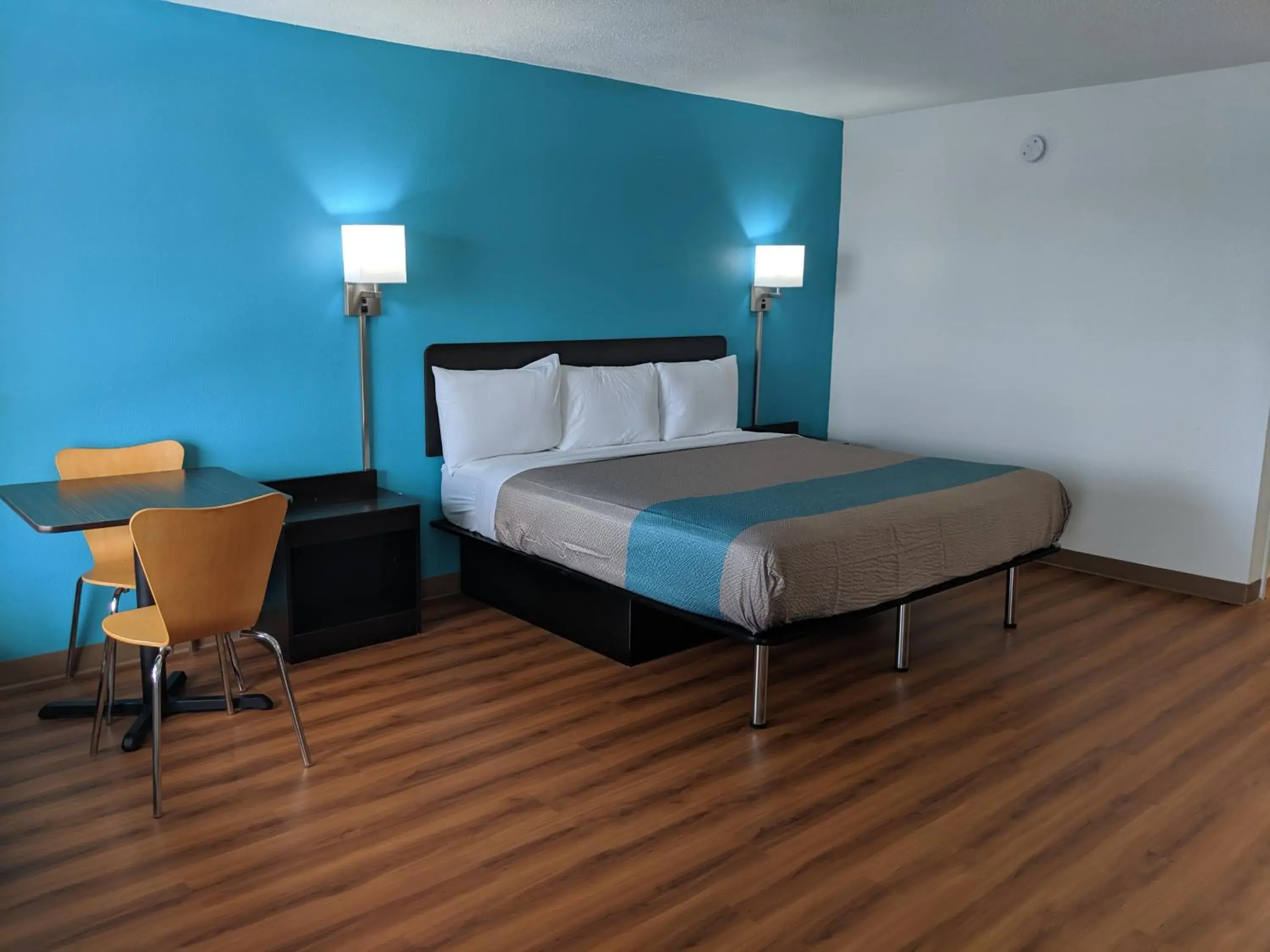 Photo of the whole room, Bed in Motel 6 Chattanooga - Airport