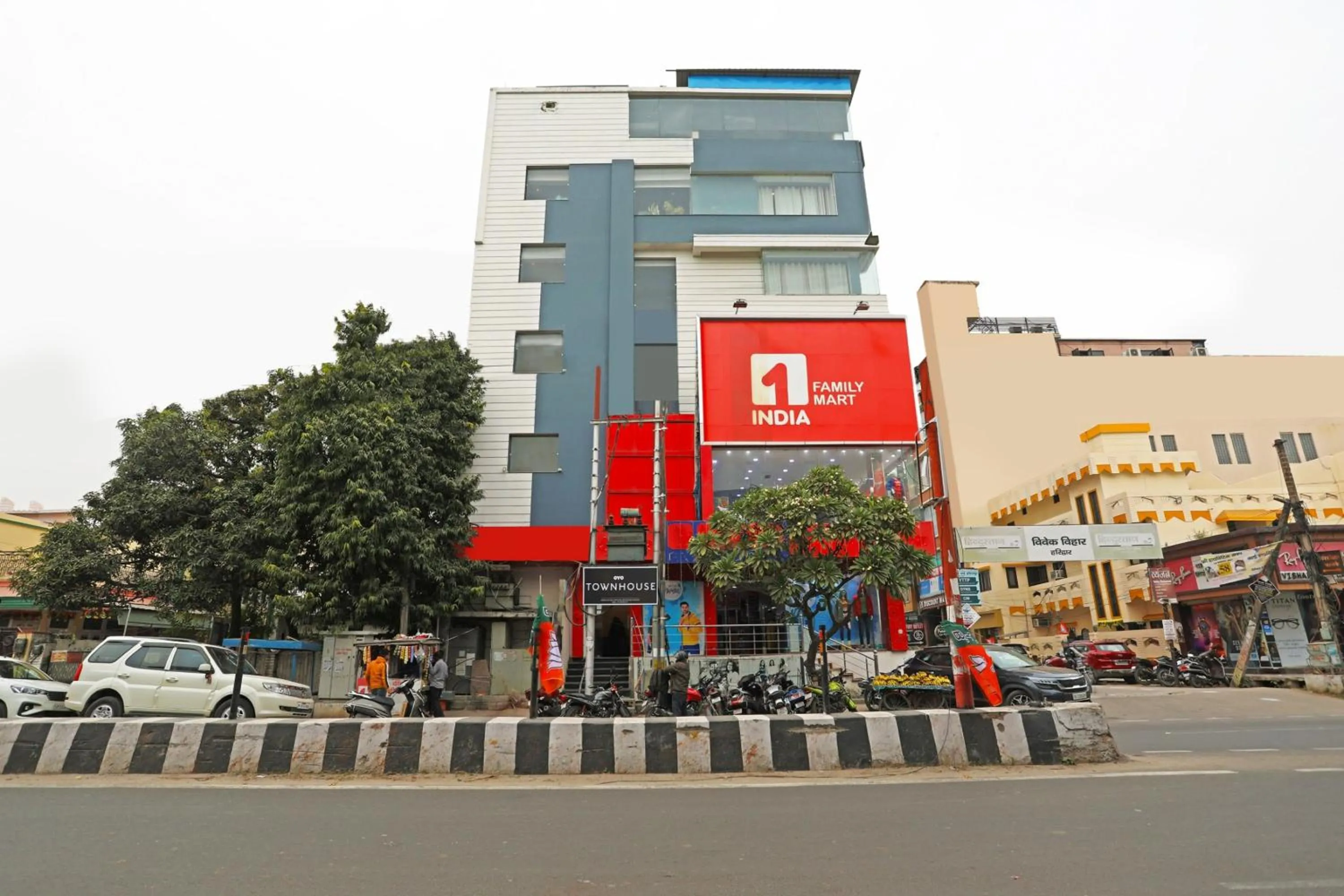 Facade/entrance in Townhouse Ranipur Mor