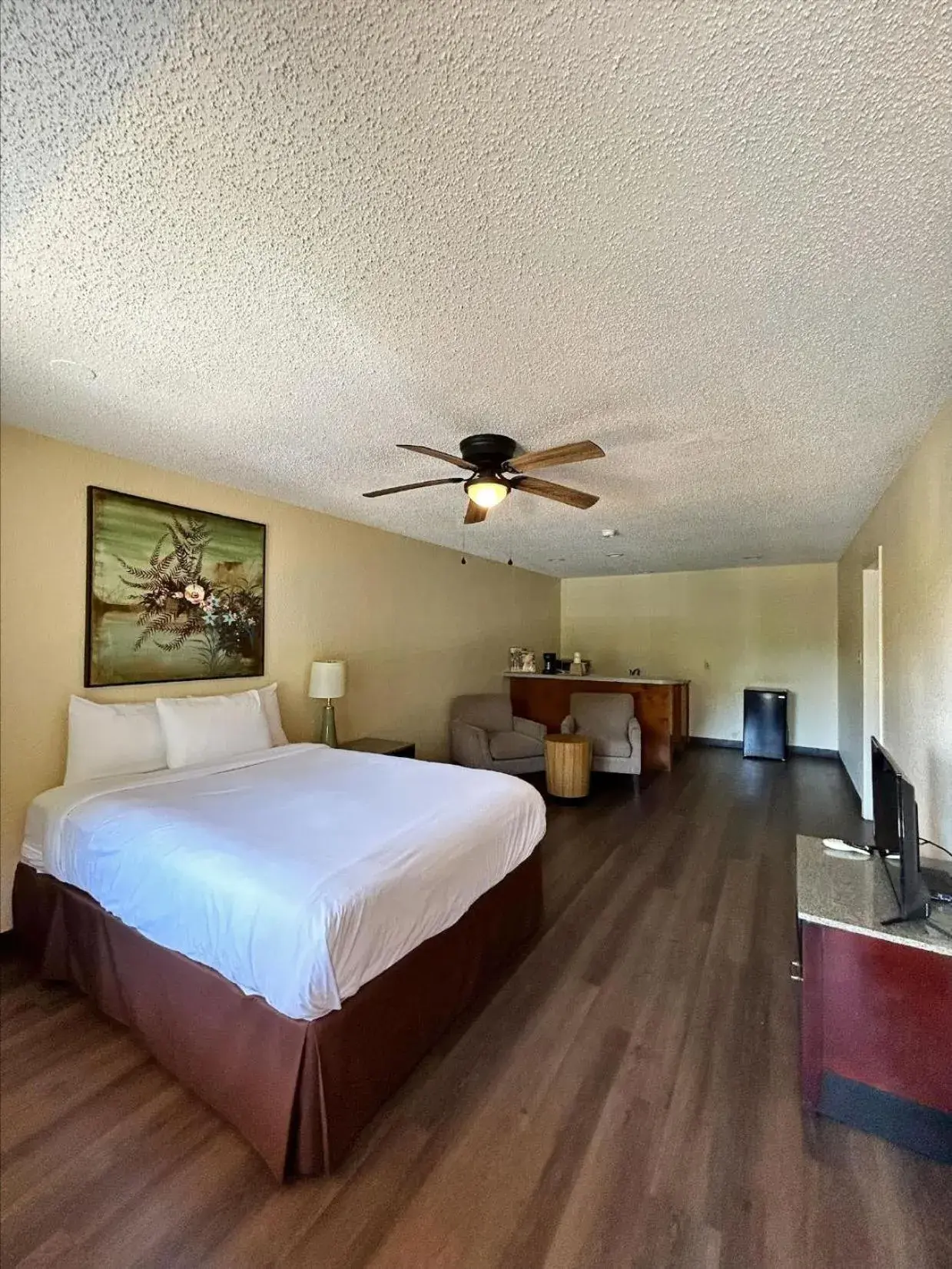 Bed in Days Inn & Suites by Wyndham Marshall Bed in Days Inn & Suites by Wyndham Marshall