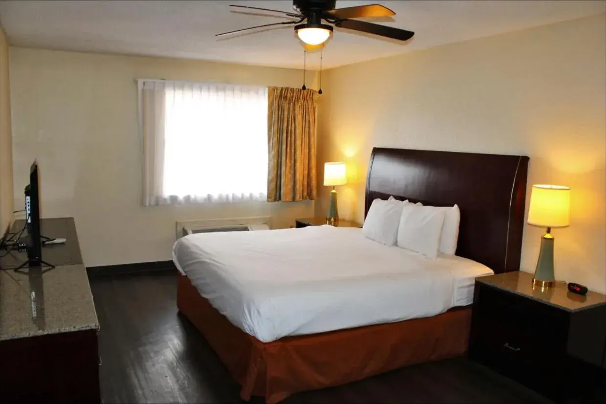 Bed in Days Inn & Suites by Wyndham Marshall Bed in Days Inn & Suites by Wyndham Marshall