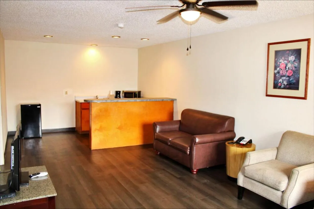 Days Inn & Suites by Wyndham Marshall