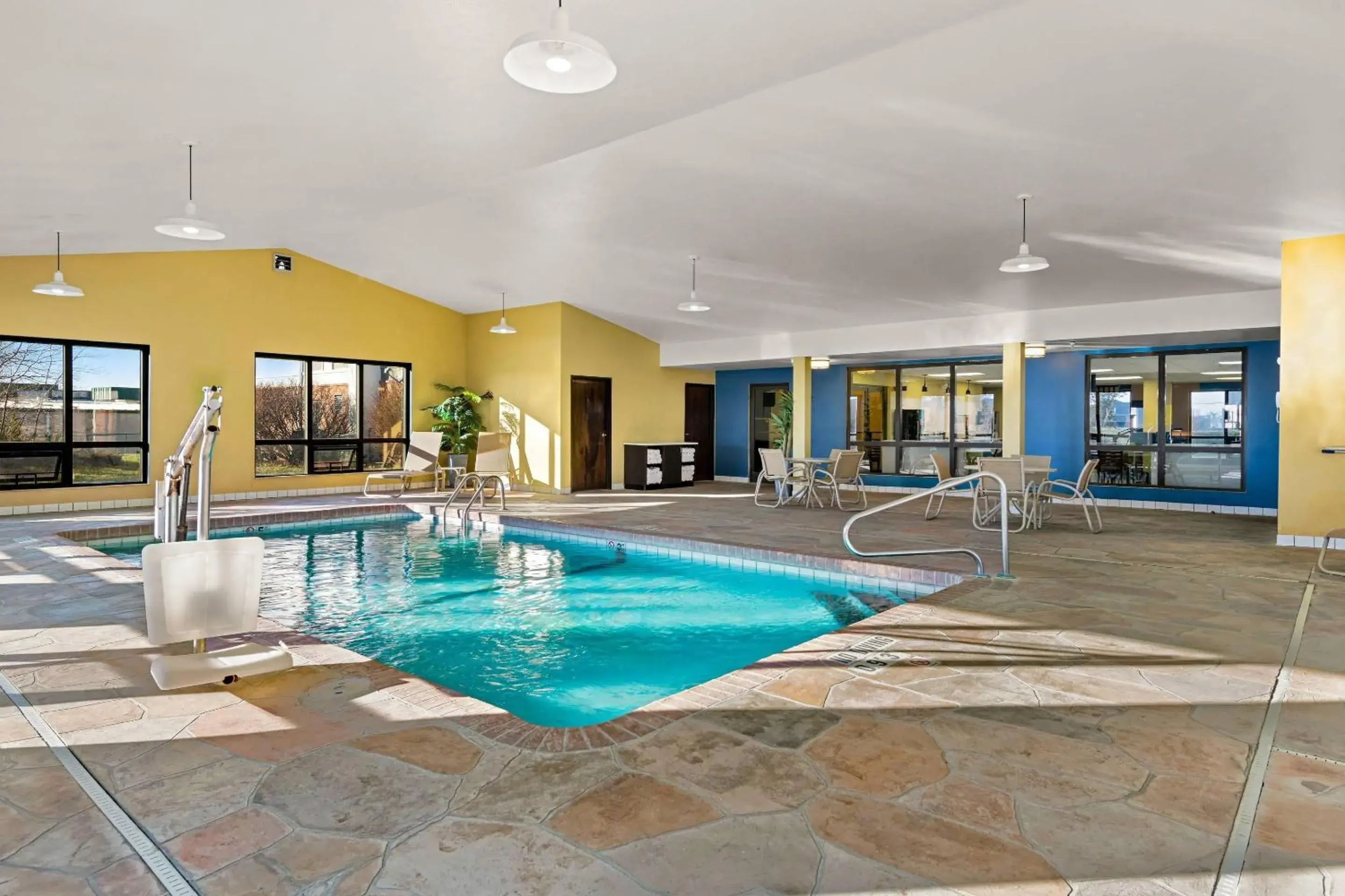 Swimming pool in Quality Inn Warrensburg Swimming pool in Quality Inn Warrensburg