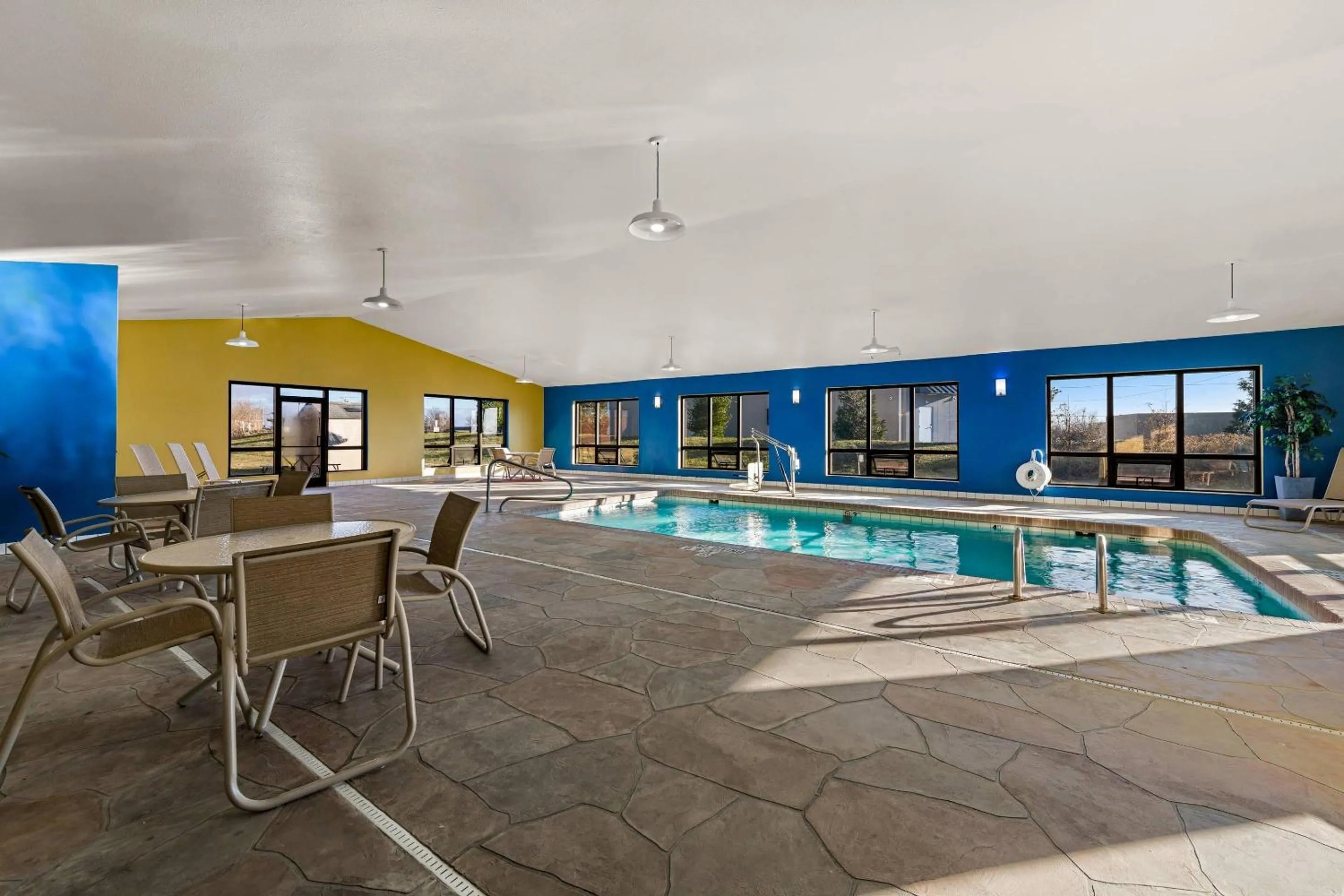 Swimming pool in Quality Inn Warrensburg