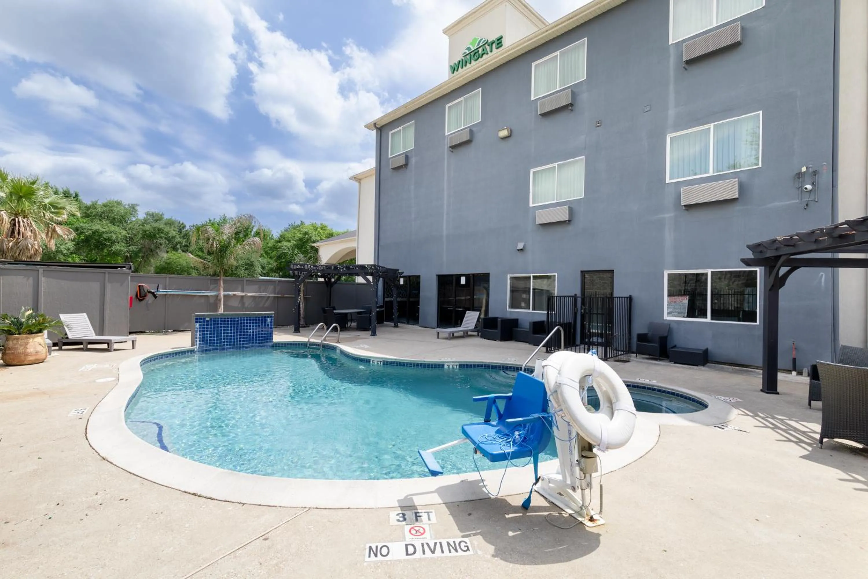 Swimming pool in Wingate by Wyndham Humble/Houston Intercontinental Airport