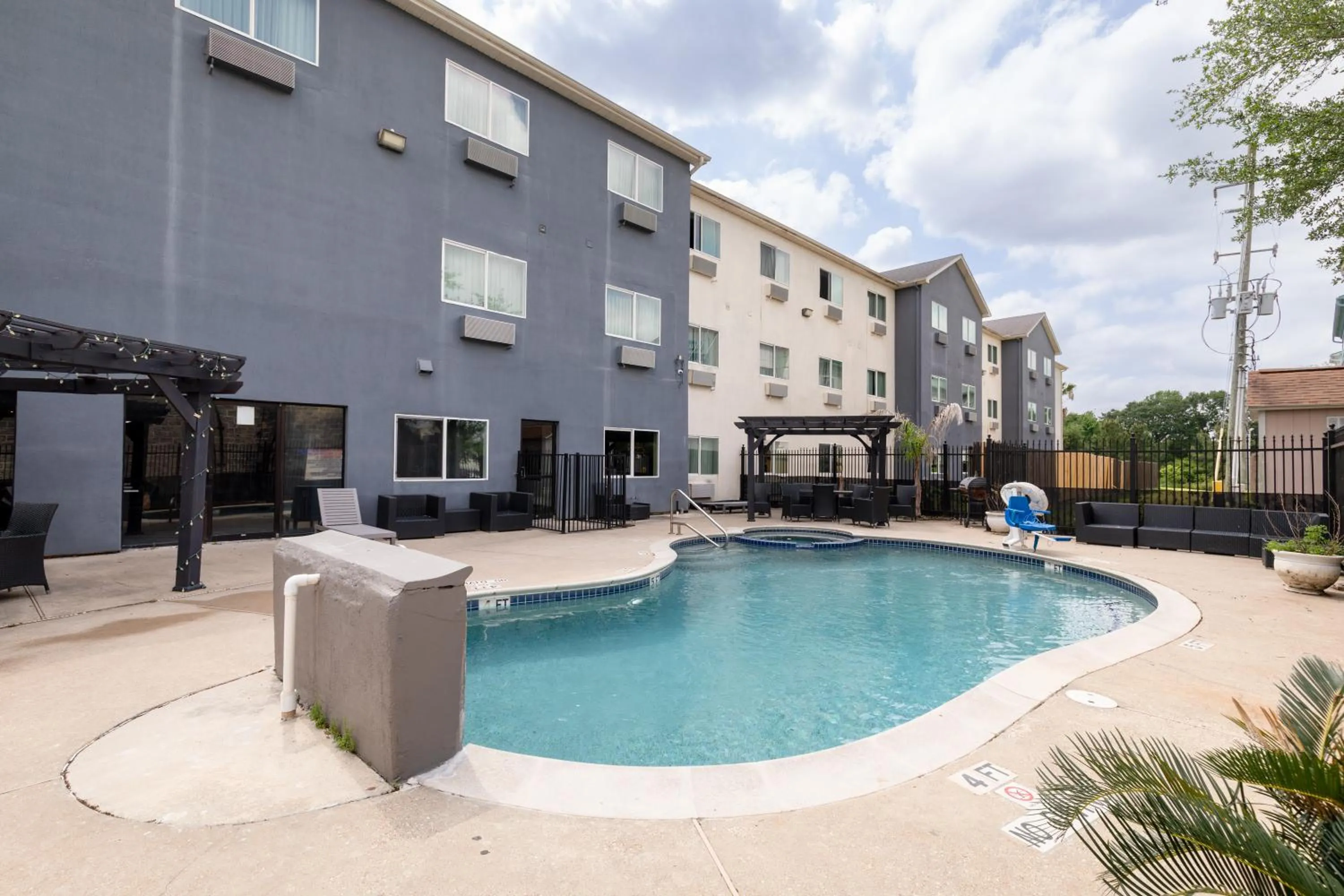 Swimming pool in Wingate by Wyndham Humble/Houston Intercontinental Airport