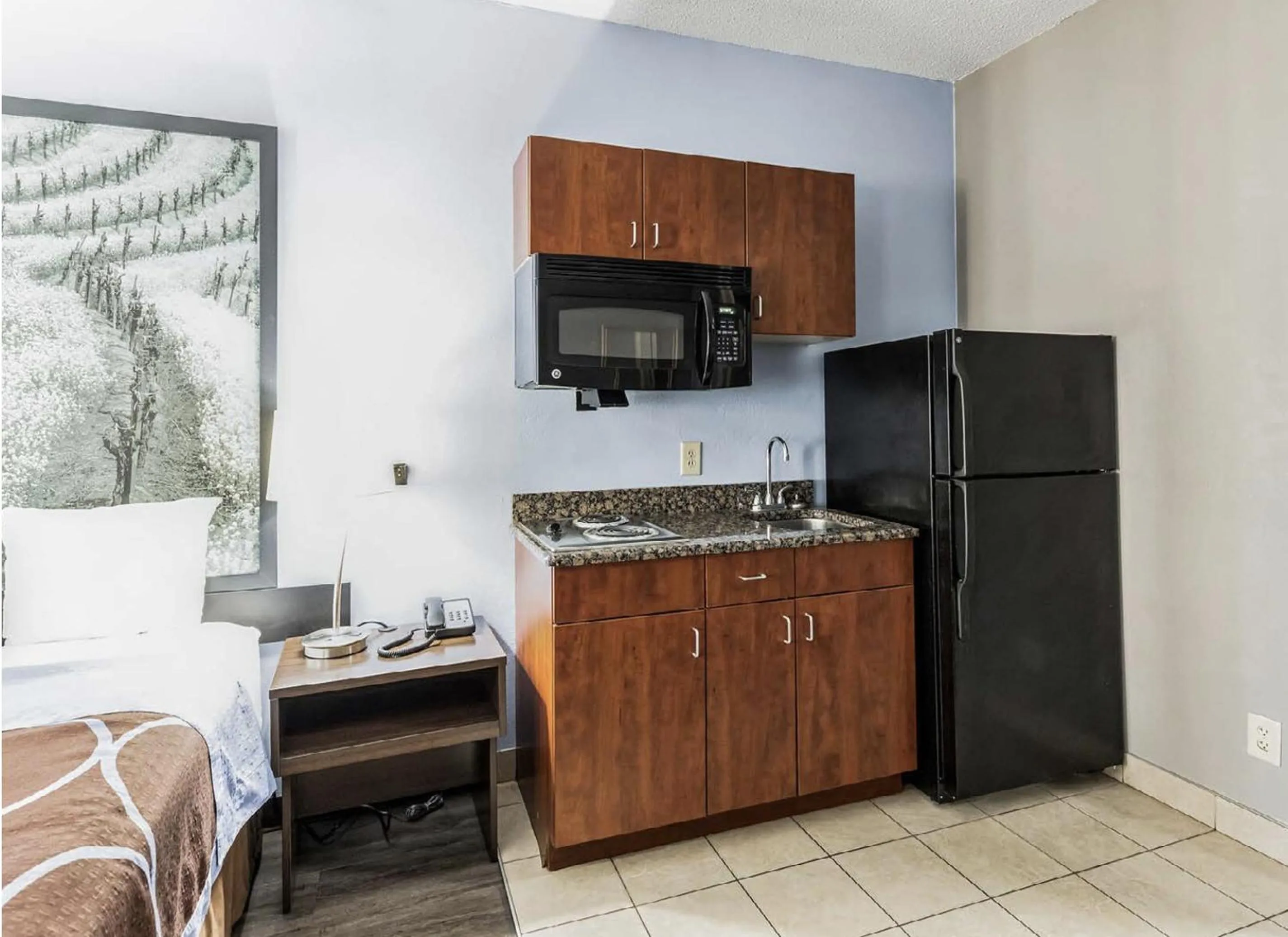 Kitchen or kitchenette, Bed in Super 8 by Wyndham Smithfield-Selma