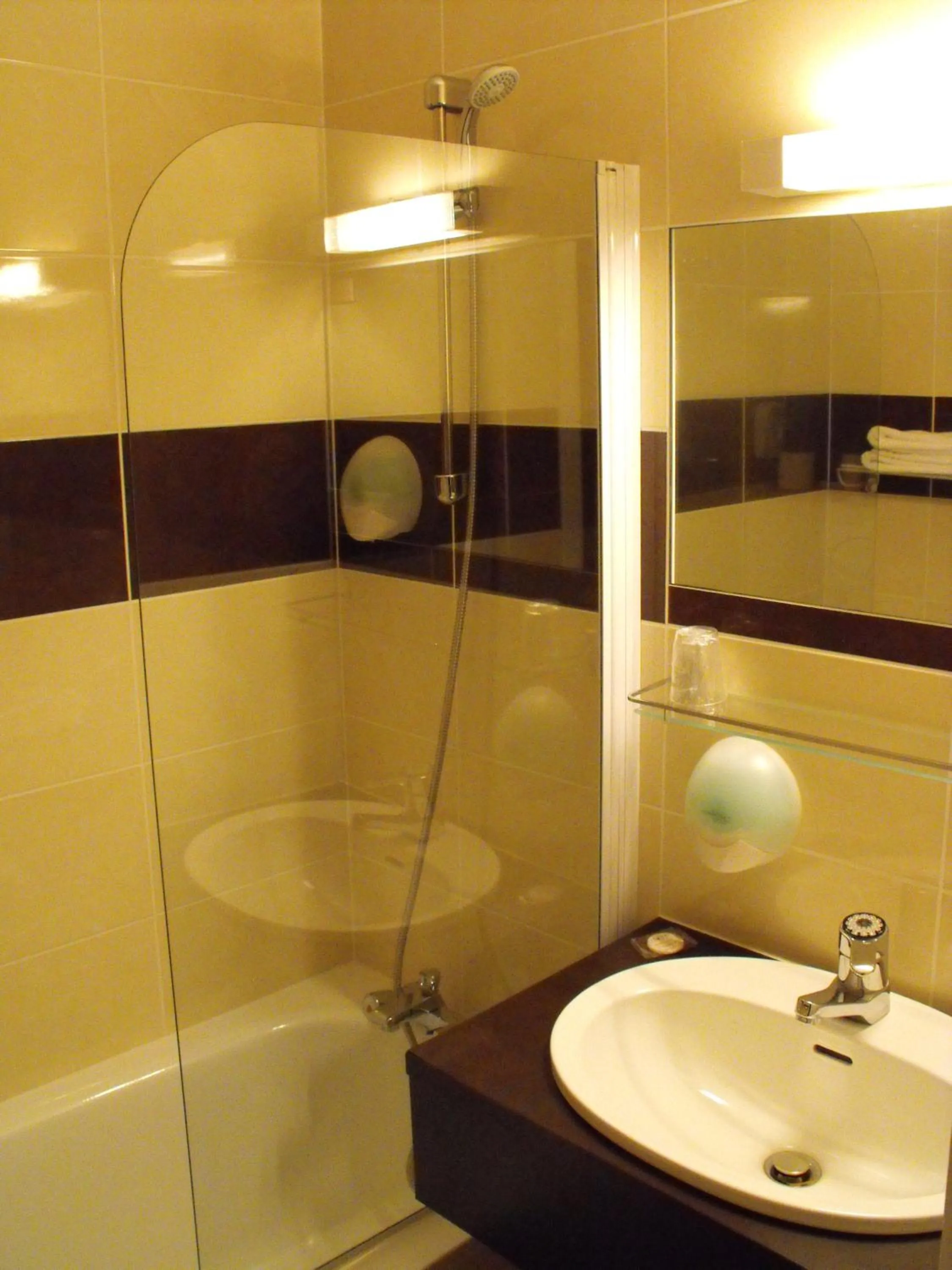 Bathroom in Hôtel d'Alsace