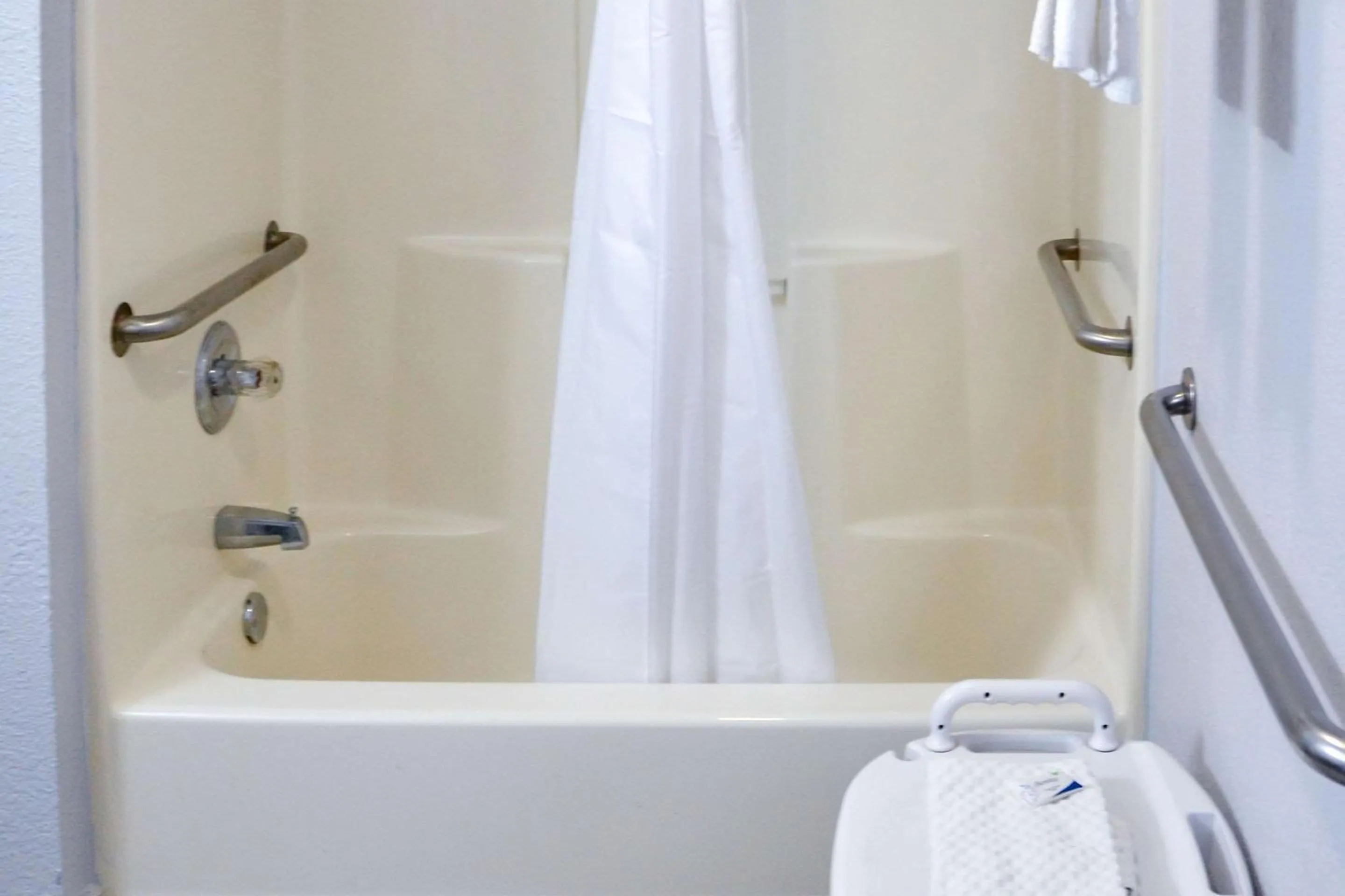 Bedroom in Rodeway Inn Sun City Center