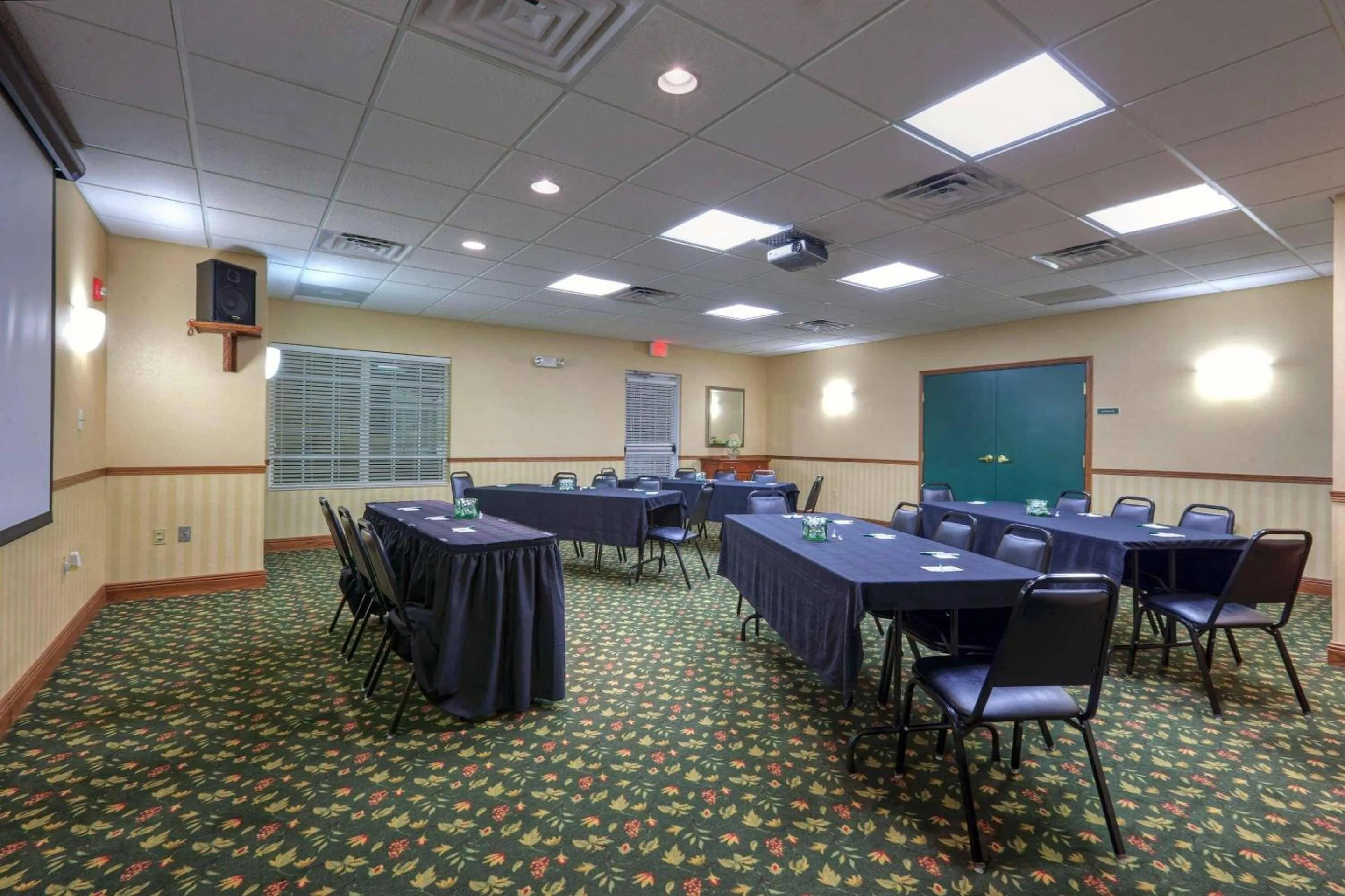 Meeting/conference room in Country Inn & Suites by Radisson, Winchester, VA