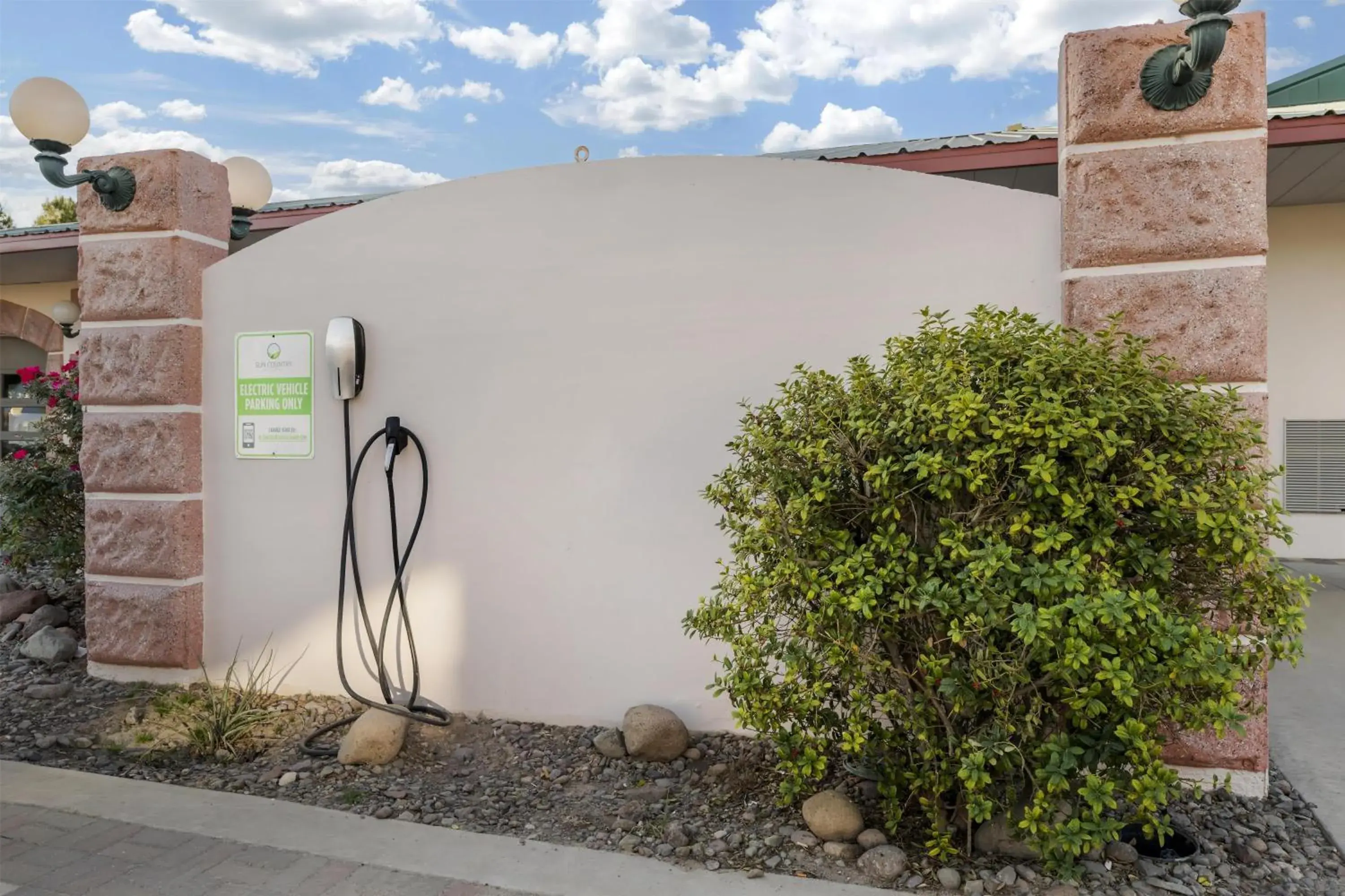 Property building in Best Western Plus Swiss Chalet Hotel & Suites Property building in Best Western Plus Swiss Chalet Hotel & Suites