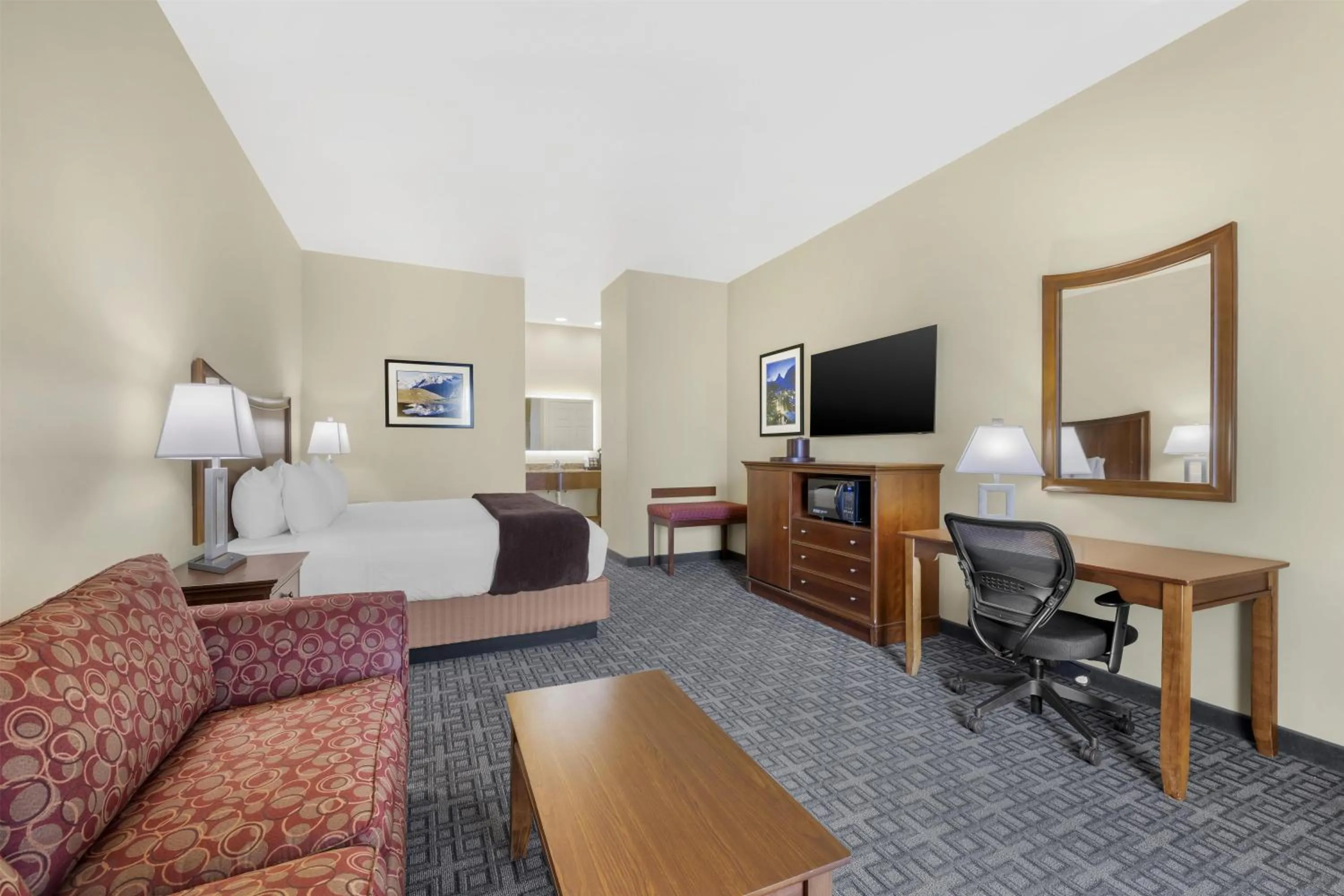 Bedroom in Best Western Plus Swiss Chalet Hotel & Suites