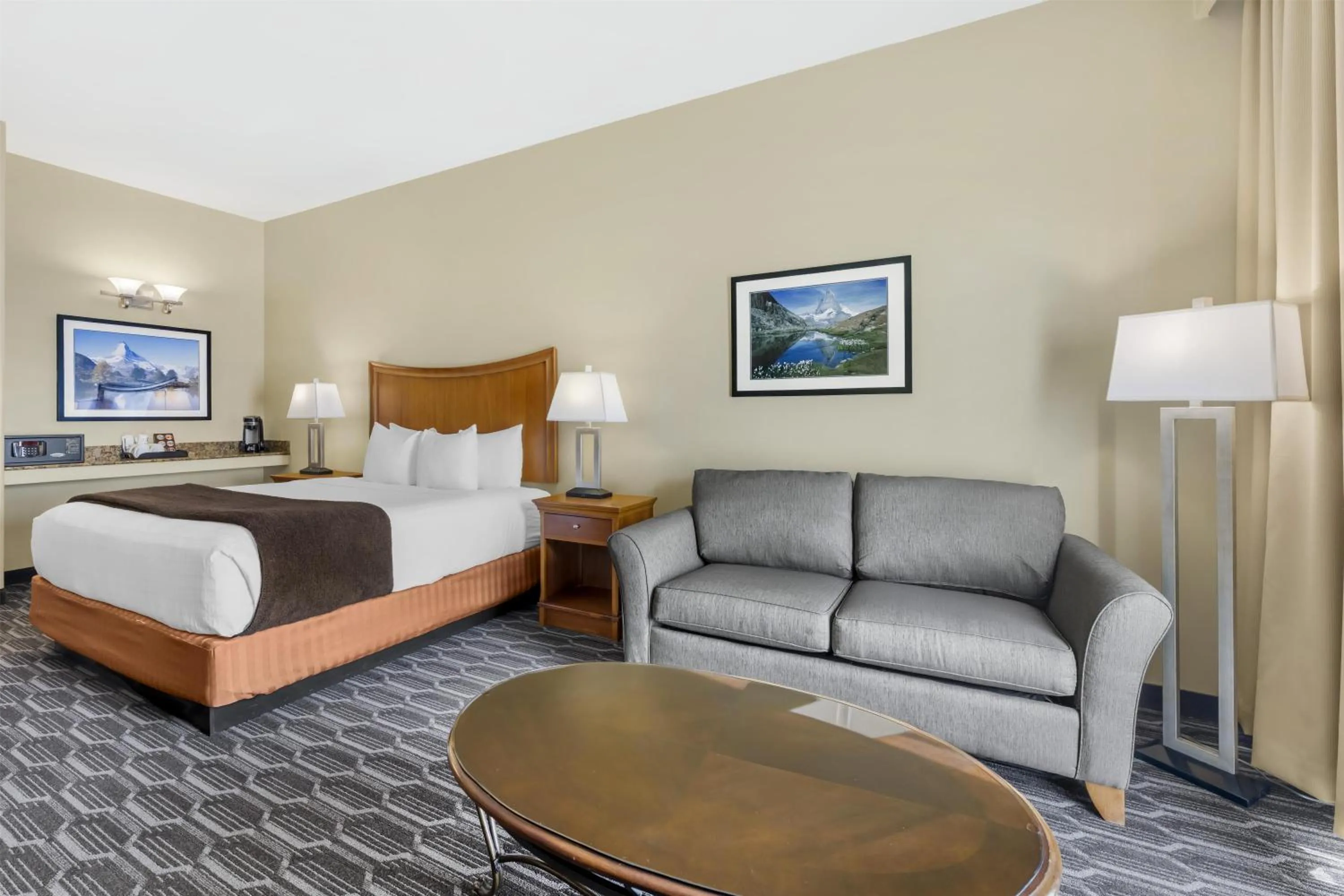 Bedroom, Bed in Best Western Plus Swiss Chalet Hotel & Suites