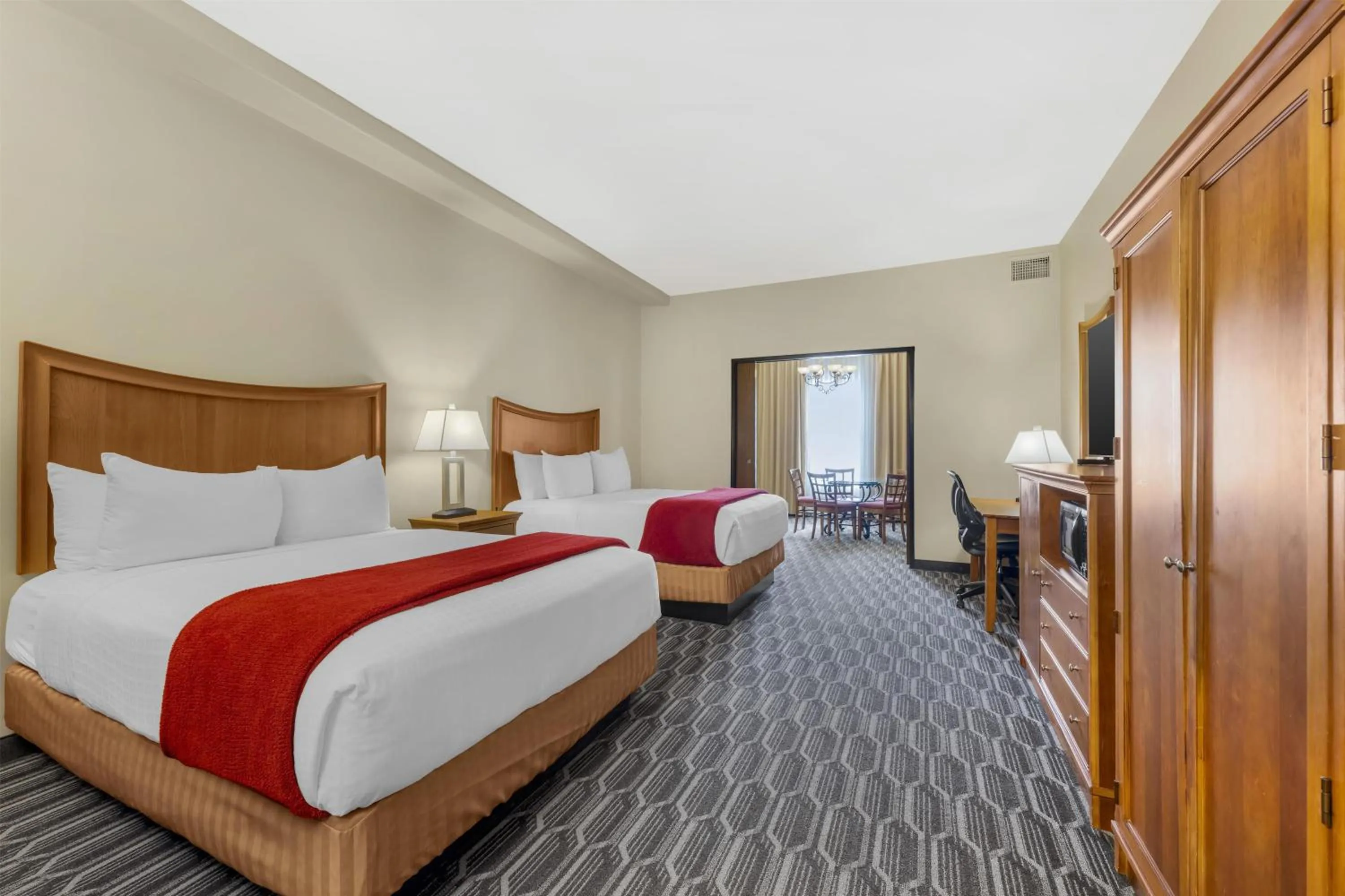 Bedroom, Bed in Best Western Plus Swiss Chalet Hotel & Suites