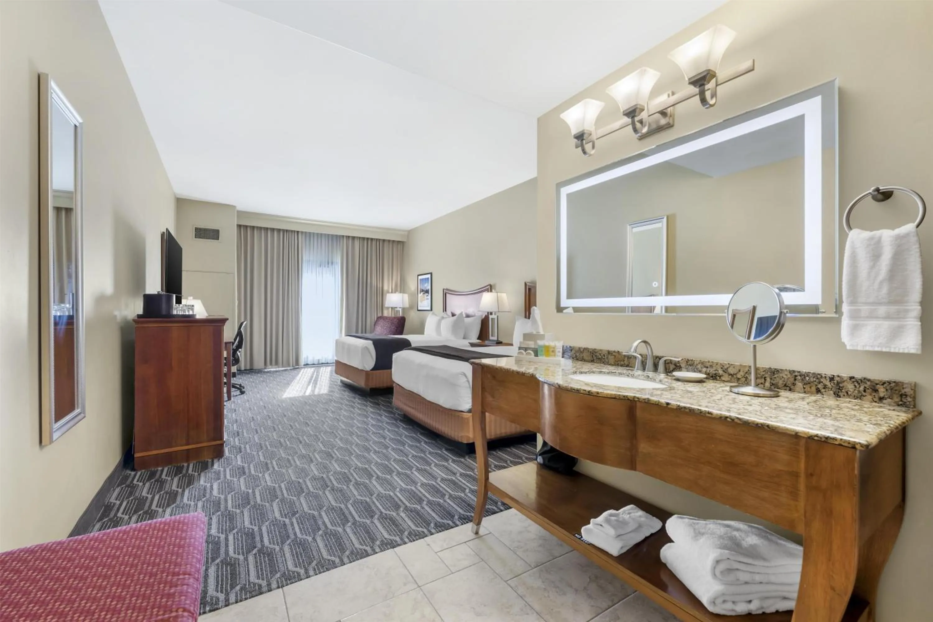 Bedroom, Bed in Best Western Plus Swiss Chalet Hotel & Suites