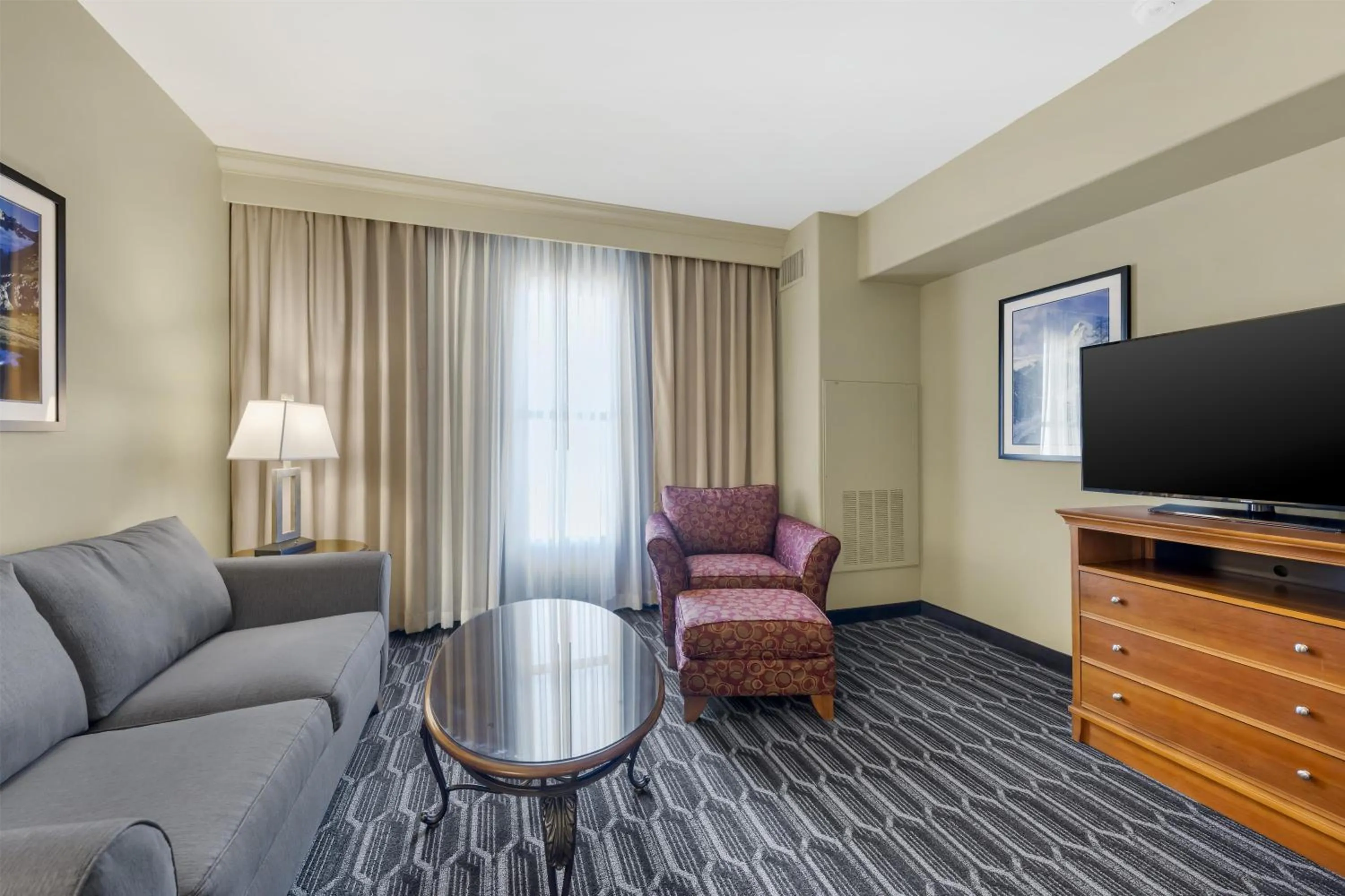 Bedroom in Best Western Plus Swiss Chalet Hotel & Suites