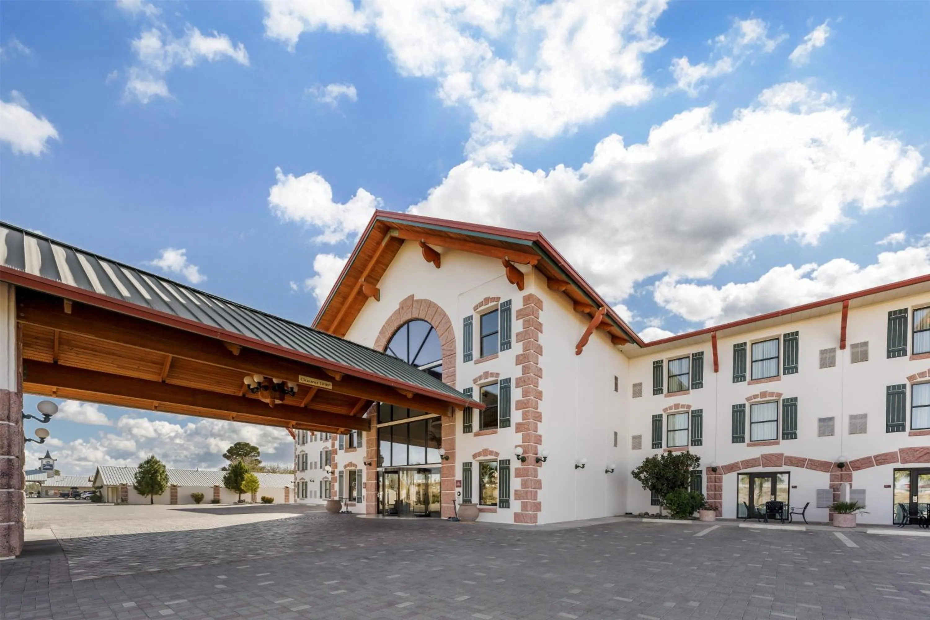 Property building in Best Western Plus Swiss Chalet Hotel & Suites