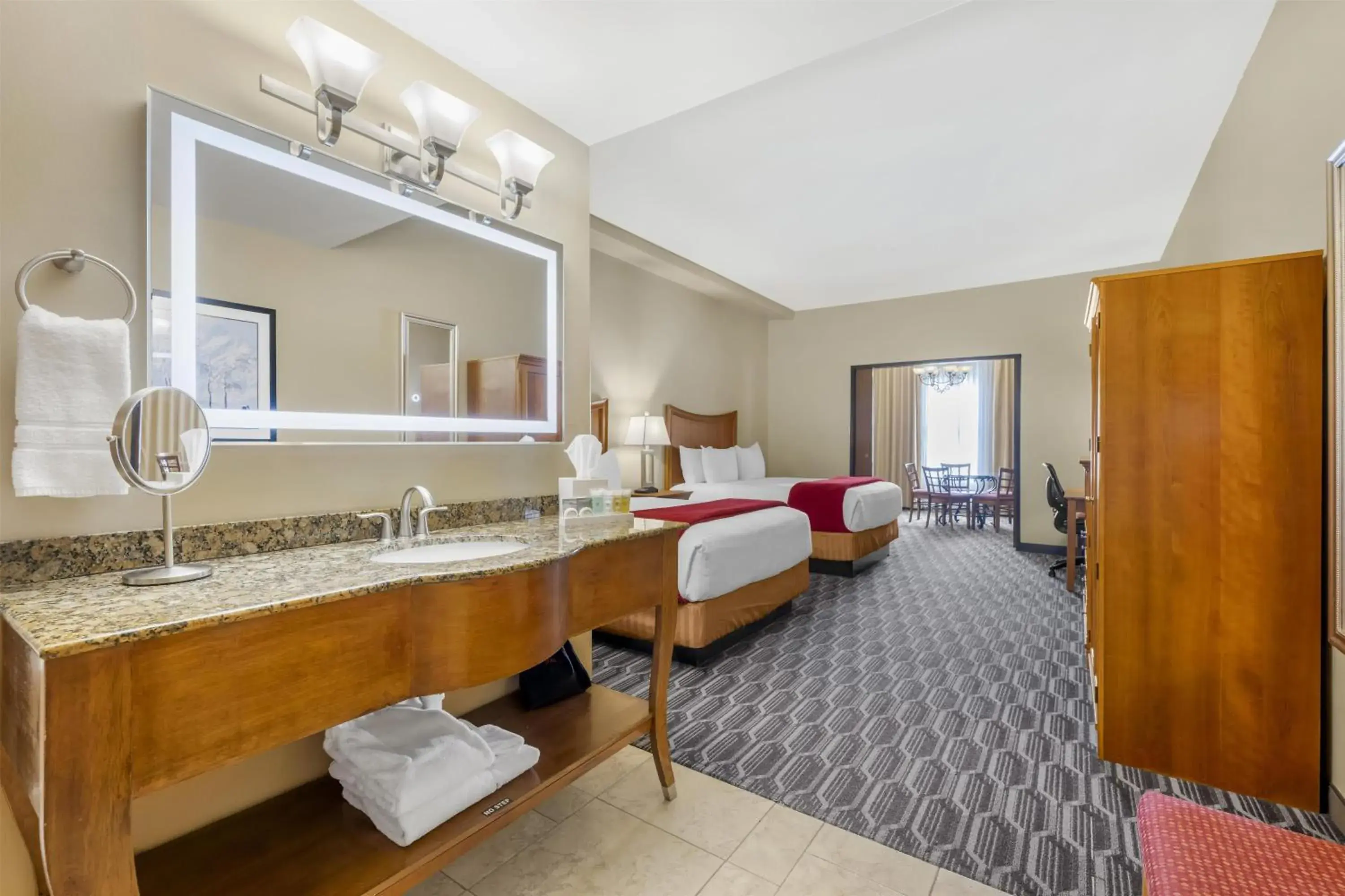 Bedroom, Bed in Best Western Plus Swiss Chalet Hotel & Suites Bedroom, Bed in Best Western Plus Swiss Chalet Hotel & Suites