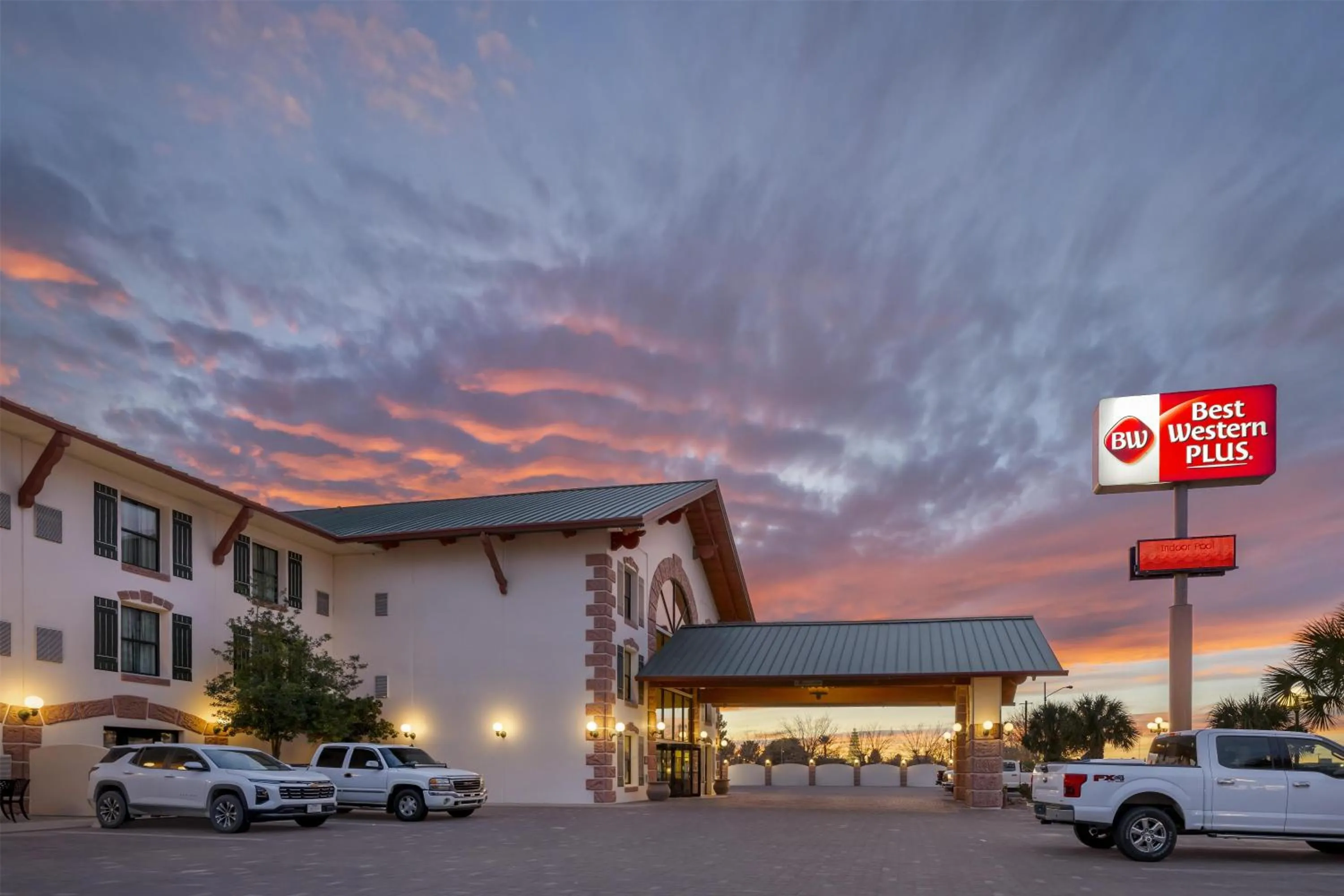 Bedroom in Best Western Plus Swiss Chalet Hotel & Suites