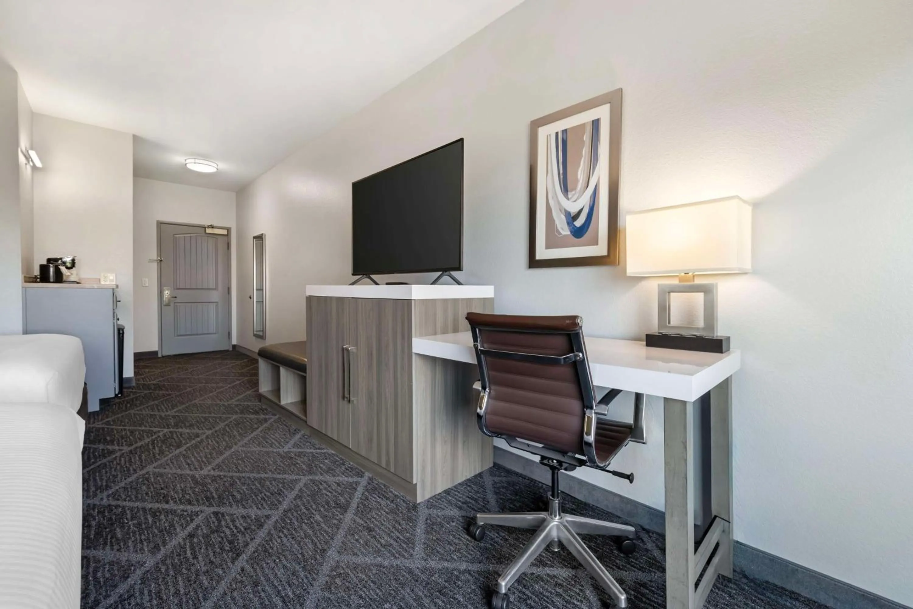 Bedroom in Best Western Plus Appleton Airport Mall Hotel