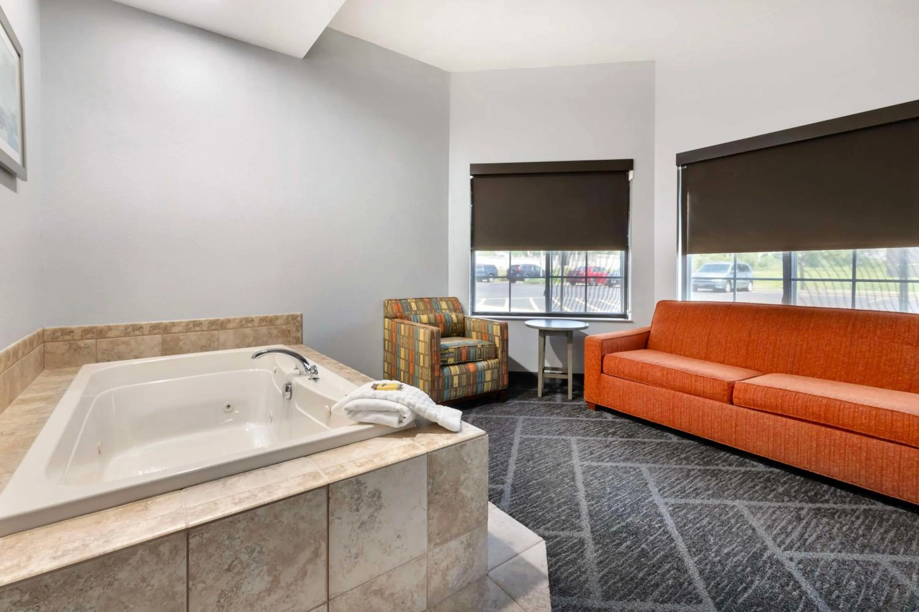 Bedroom in Best Western Plus Appleton Airport Mall Hotel