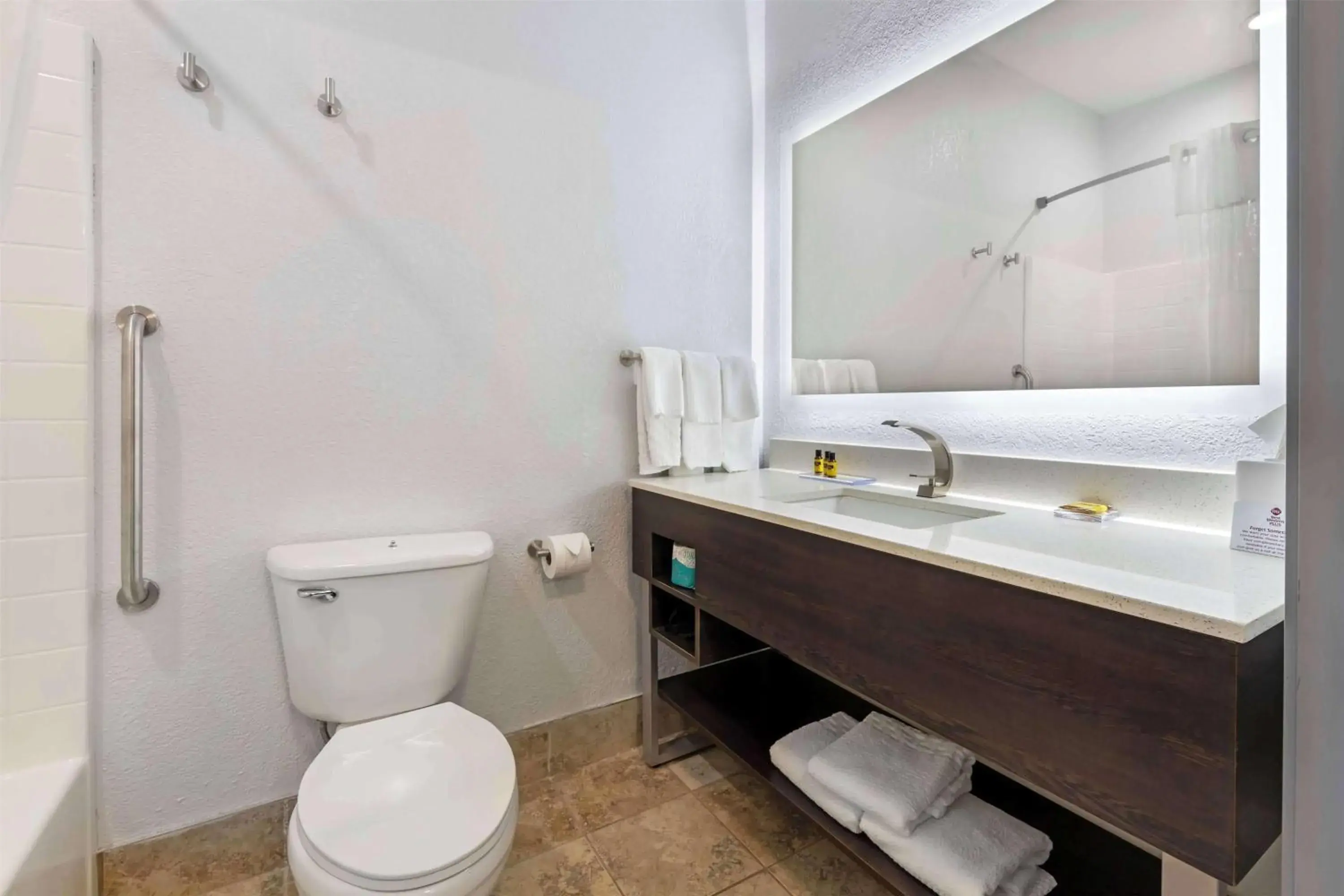 Bathroom in Wyndham Garden Appleton Bathroom in Wyndham Garden Appleton