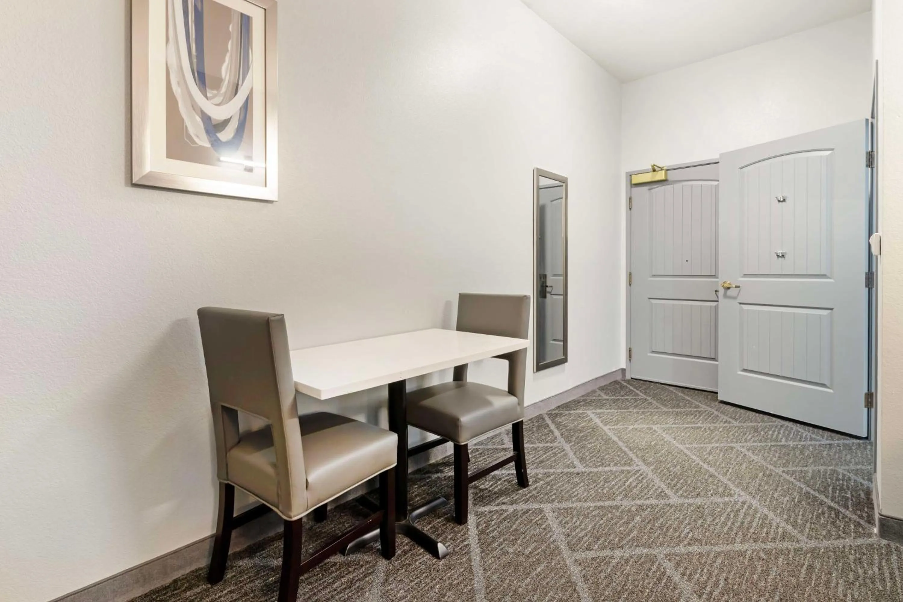 Bedroom in Best Western Plus Appleton Airport Mall Hotel