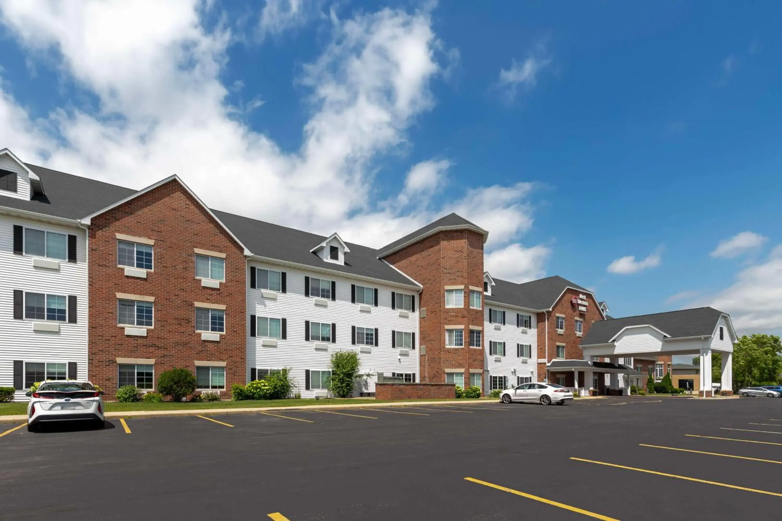 Property building in Best Western Plus Appleton Airport Mall Hotel Property building in Best Western Plus Appleton Airport Mall Hotel