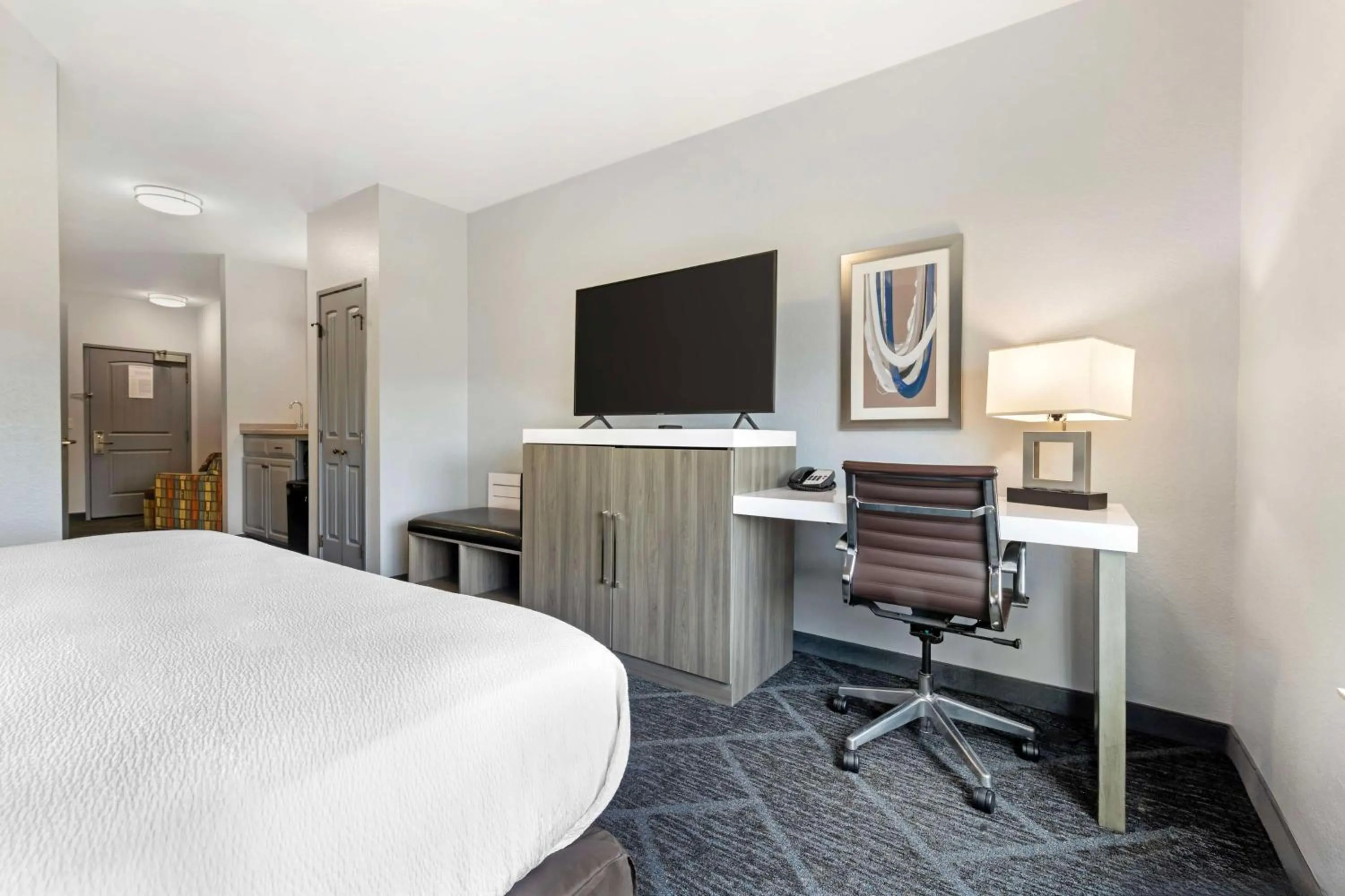 Bedroom in Best Western Plus Appleton Airport Mall Hotel