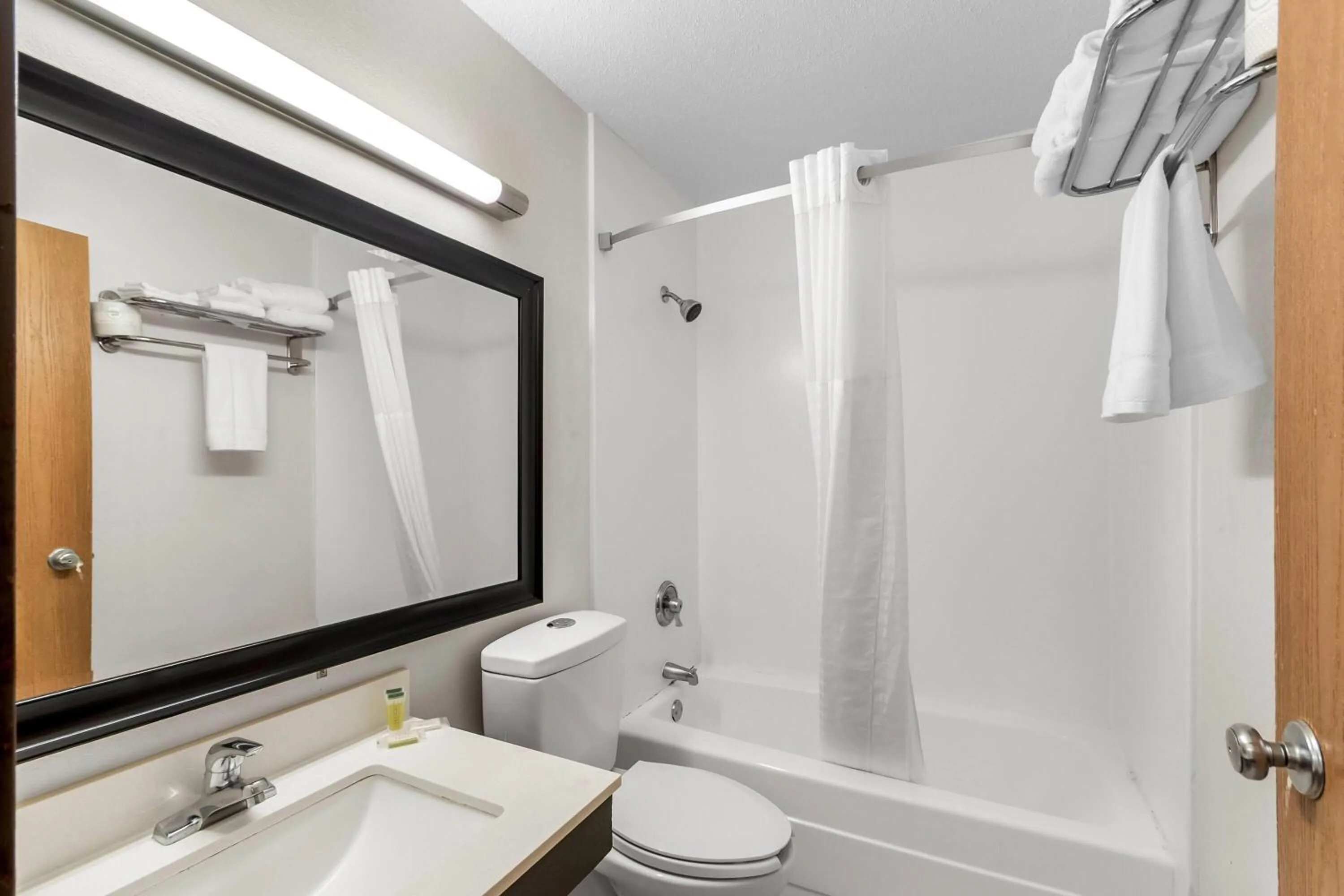 Bathroom in Super 8 by Wyndham Dumfries/Quantico