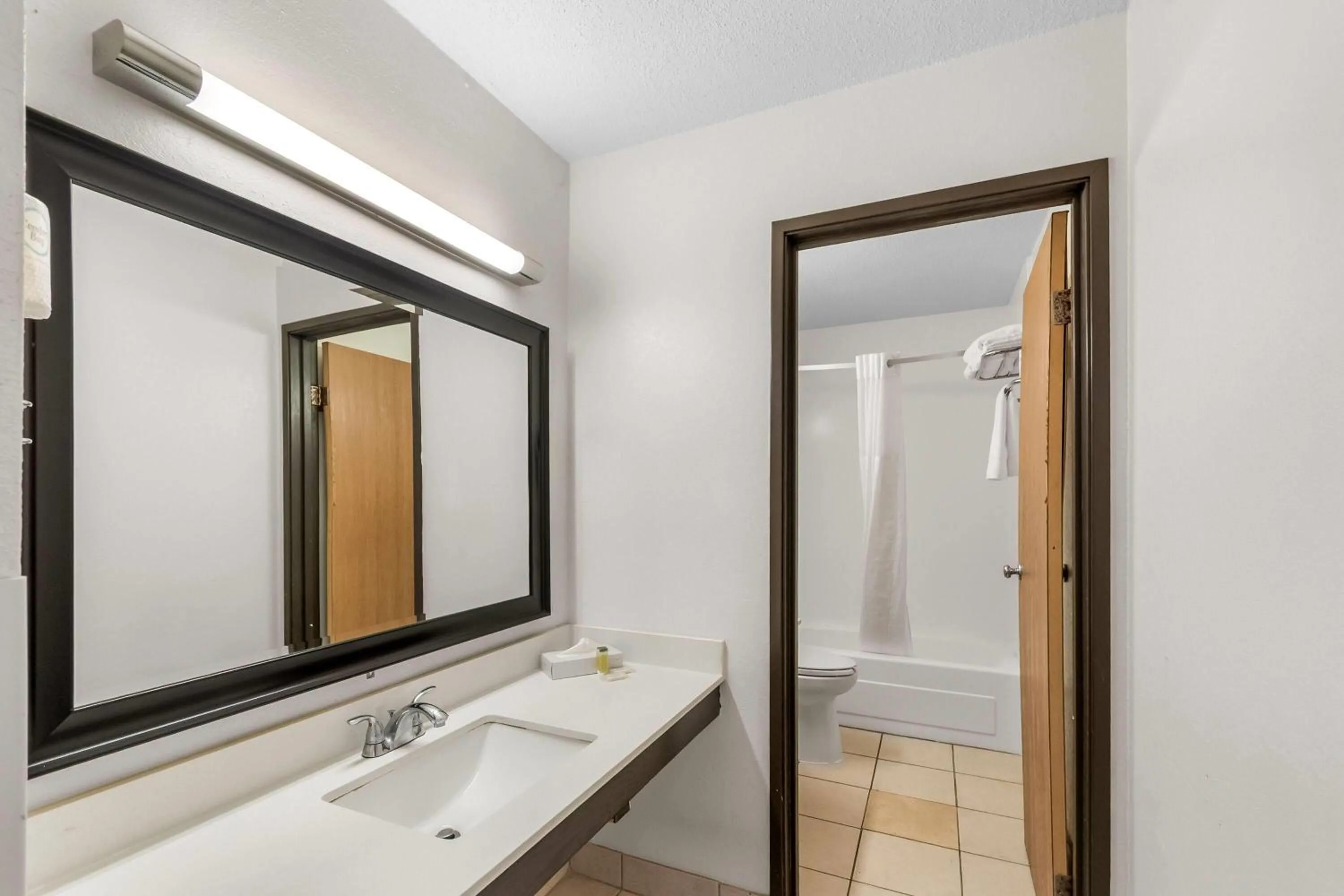 Bathroom in Super 8 by Wyndham Dumfries/Quantico