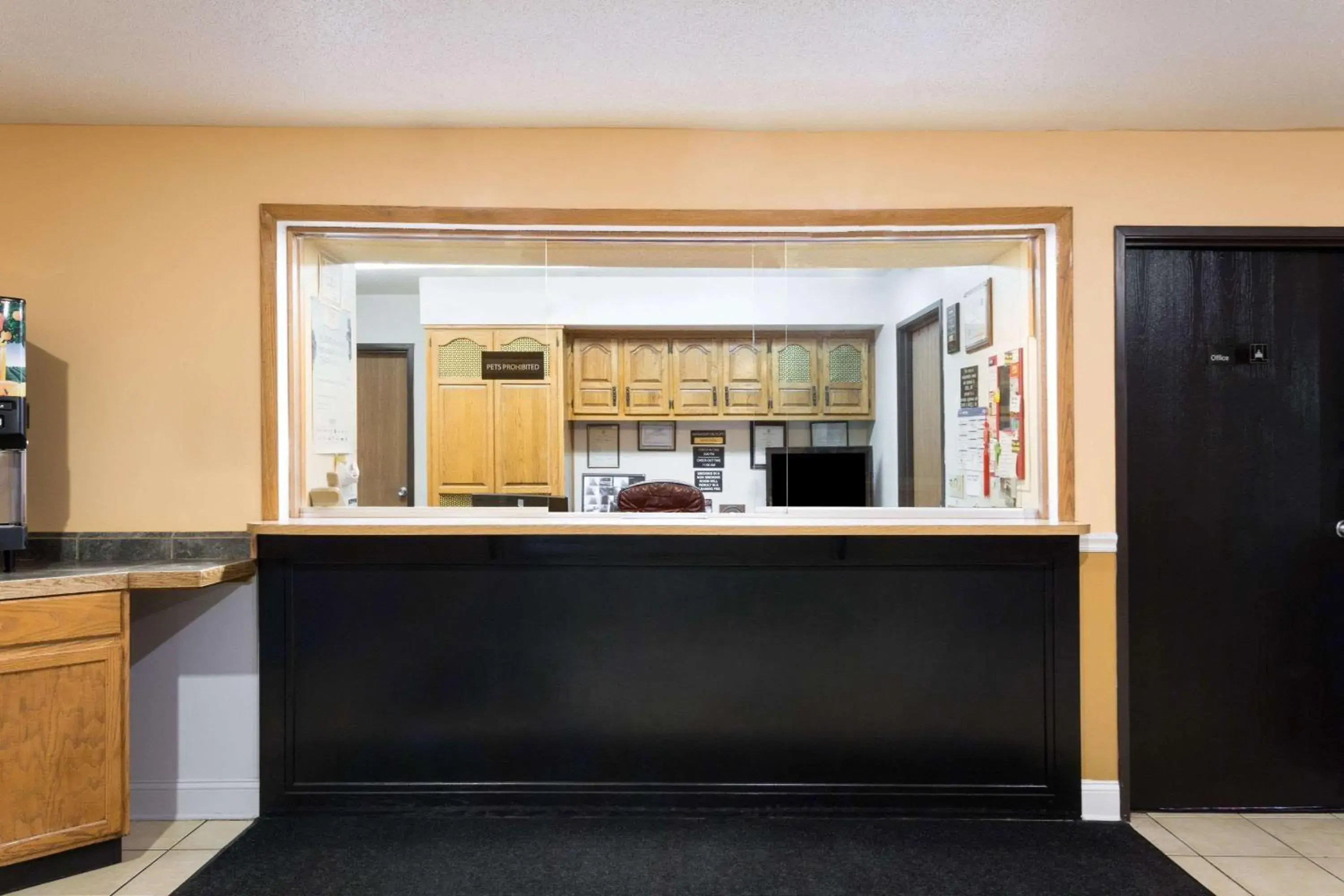Lobby or reception in Super 8 by Wyndham Dumfries/Quantico Lobby or reception in Super 8 by Wyndham Dumfries/Quantico